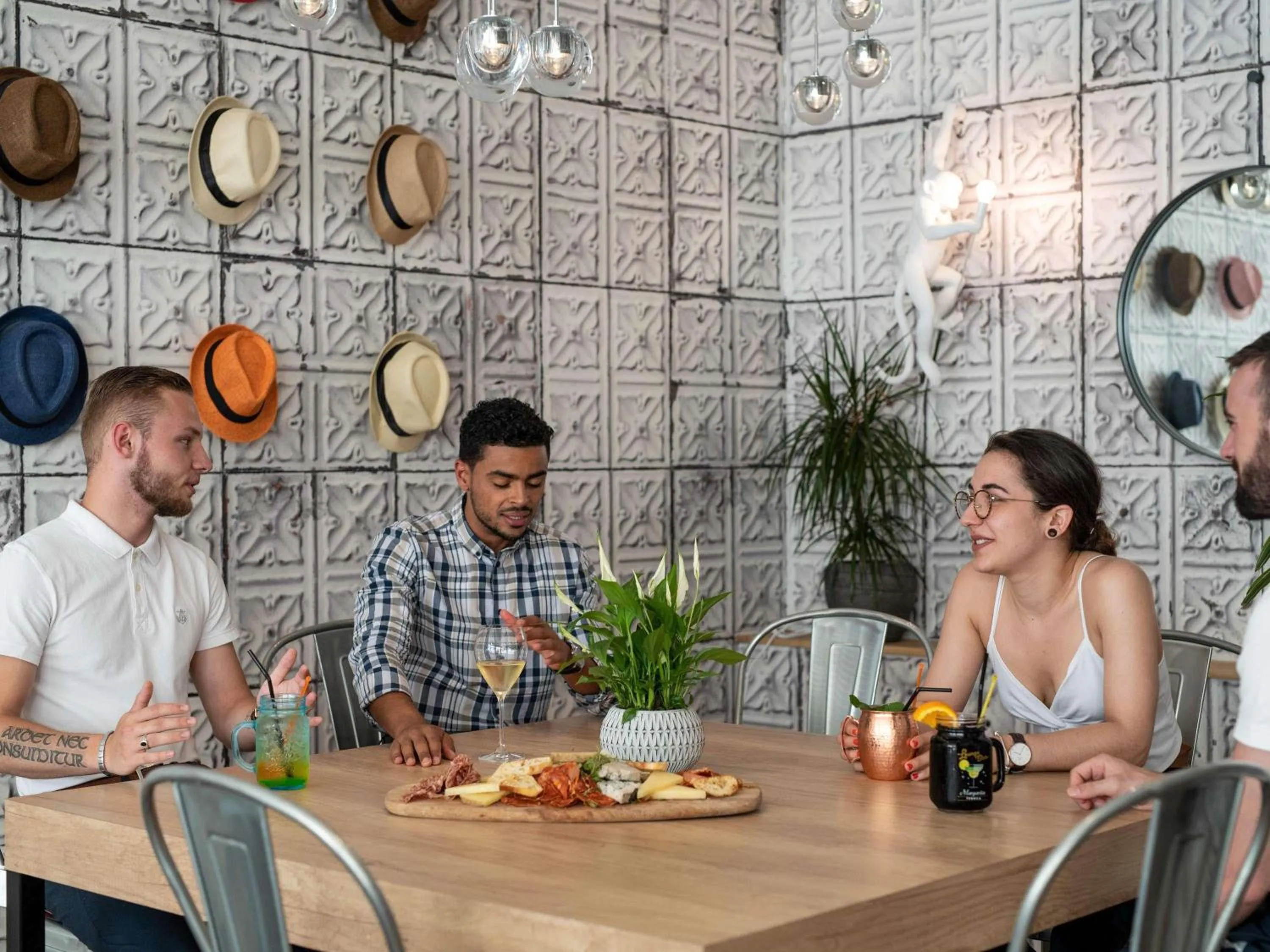 Lounge or bar in Novotel Avignon Centre