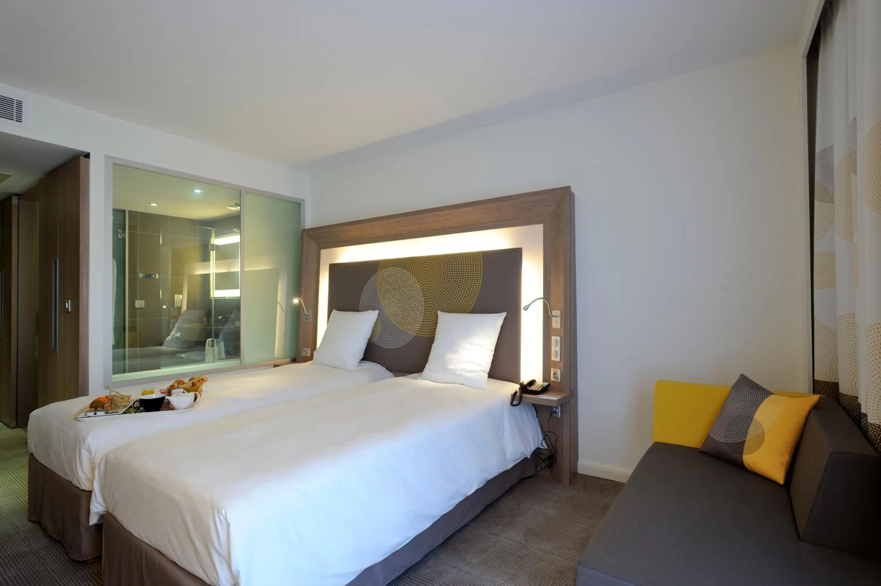Photo of the whole room, Bed in Novotel Avignon Centre