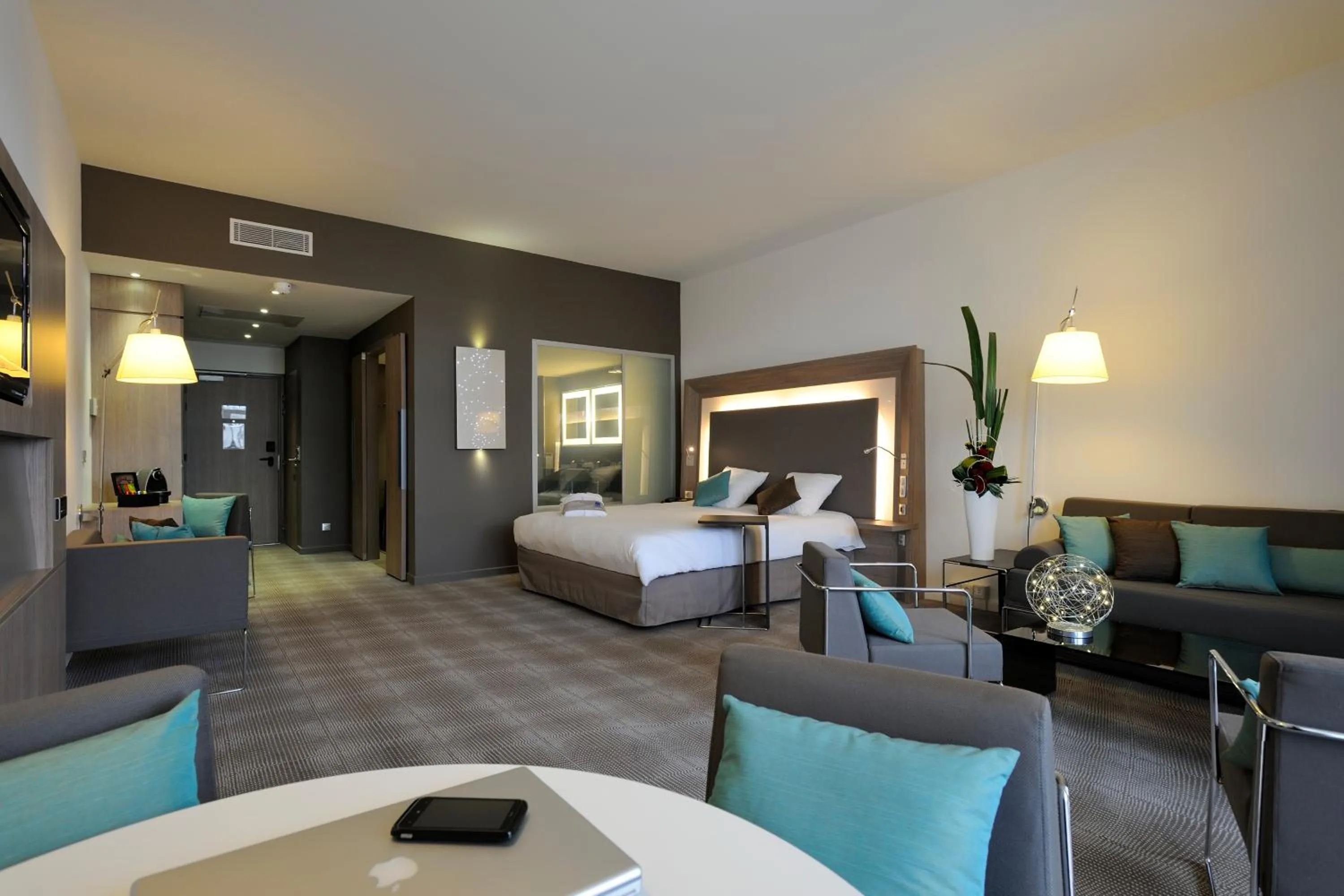 Photo of the whole room, Bed in Novotel Avignon Centre