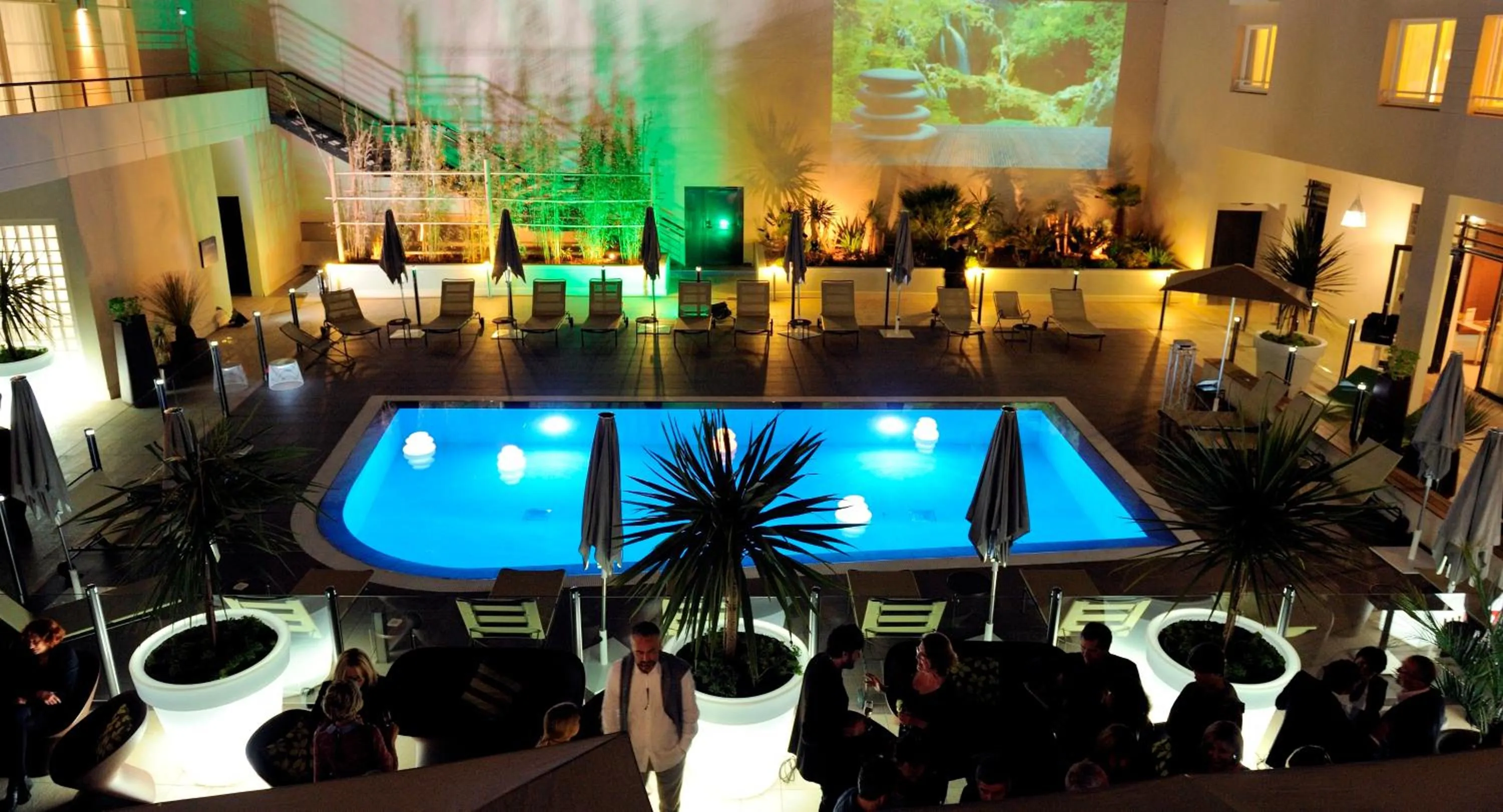 Swimming pool in Novotel Avignon Centre