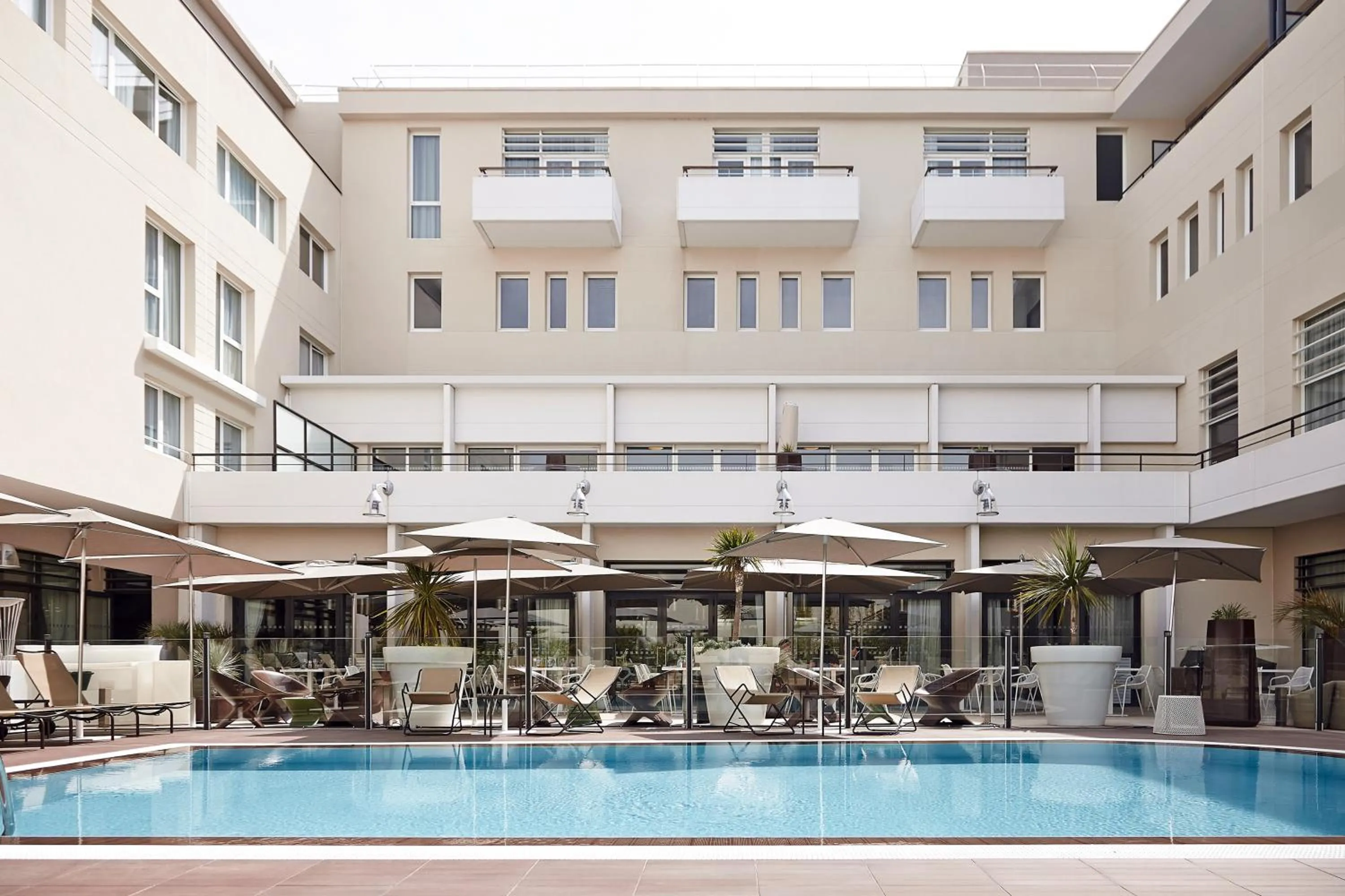 Swimming pool in Novotel Avignon Centre