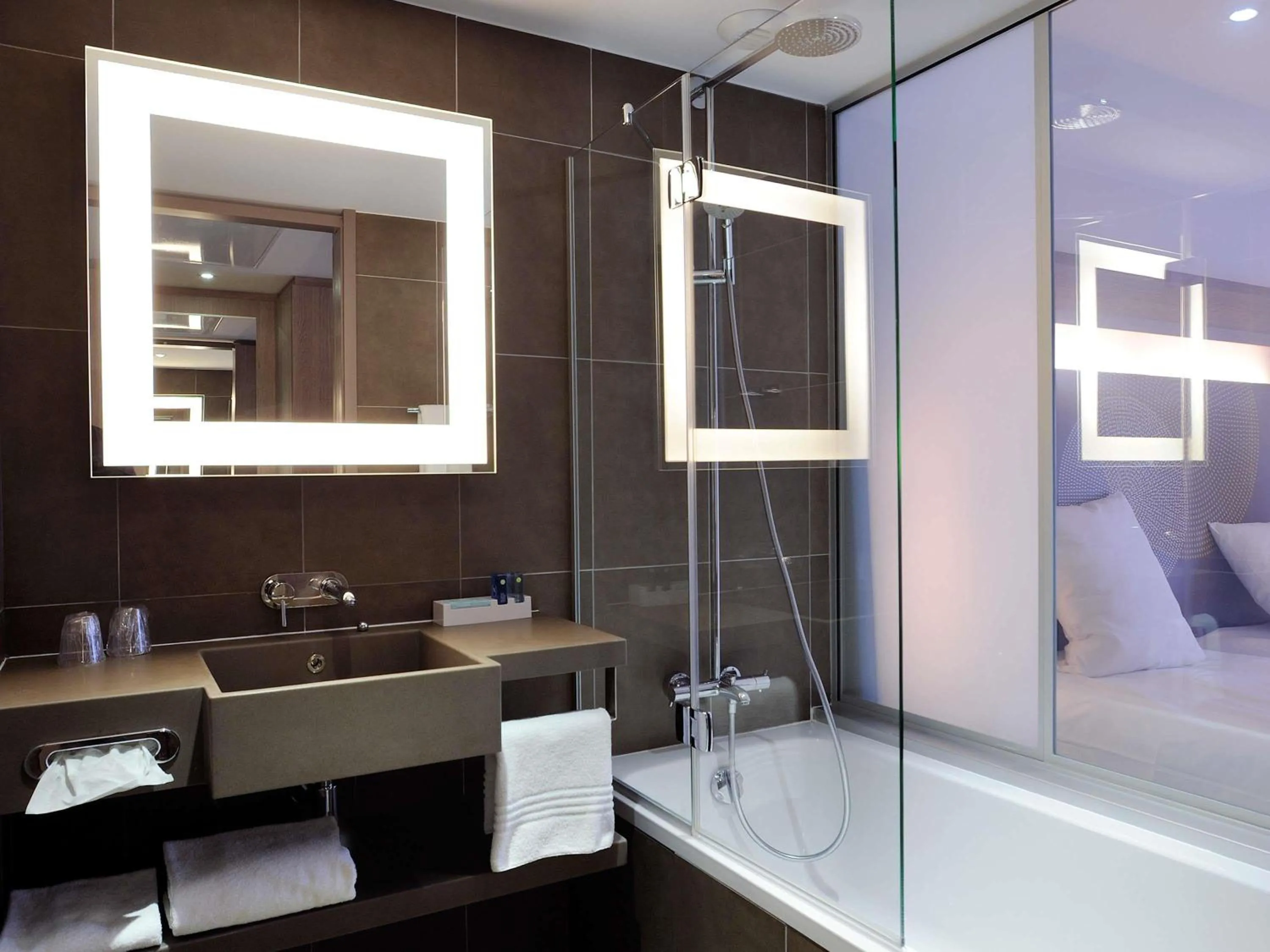 Bedroom in Novotel Avignon Centre