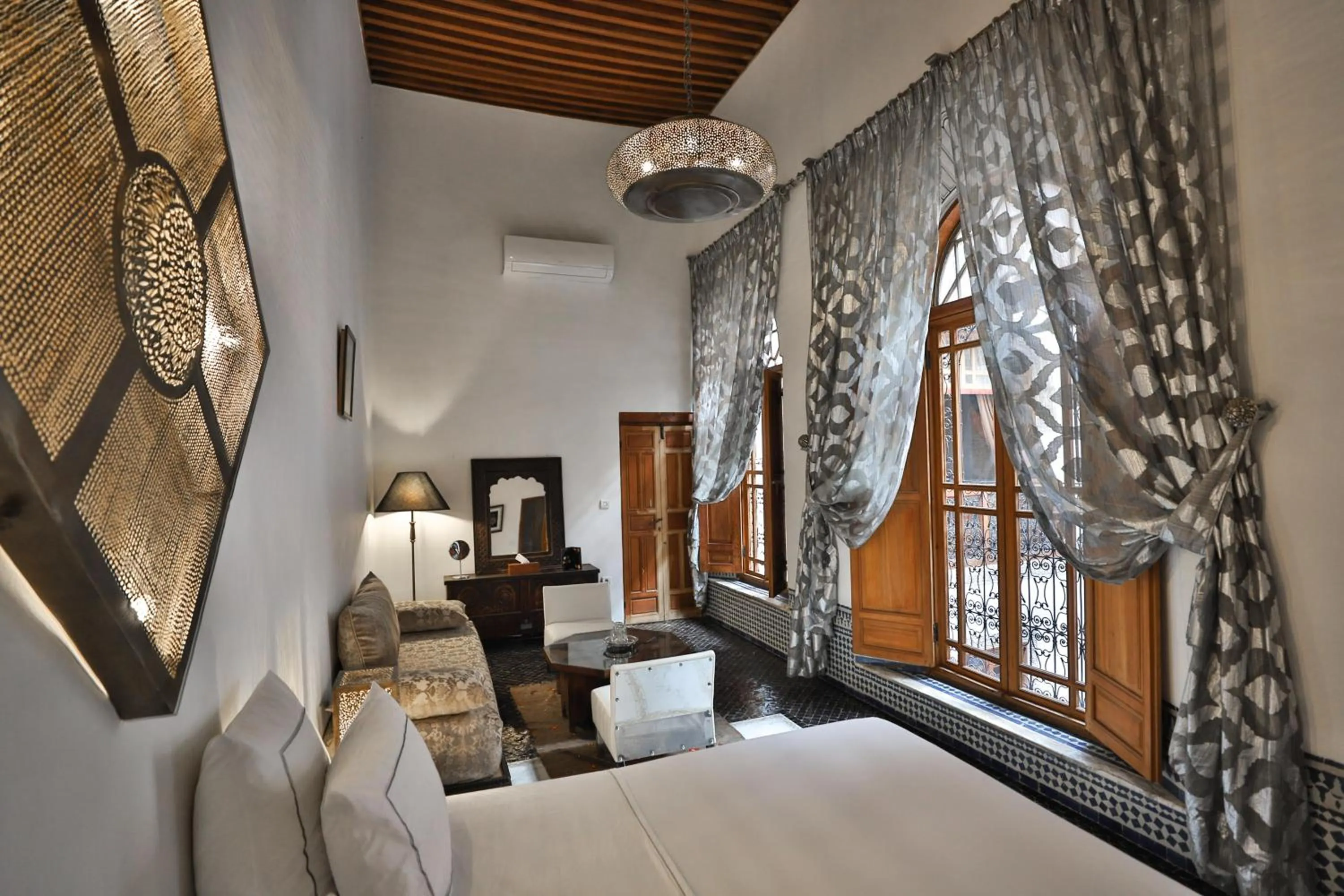Photo of the whole room, Bed in Riad Layla