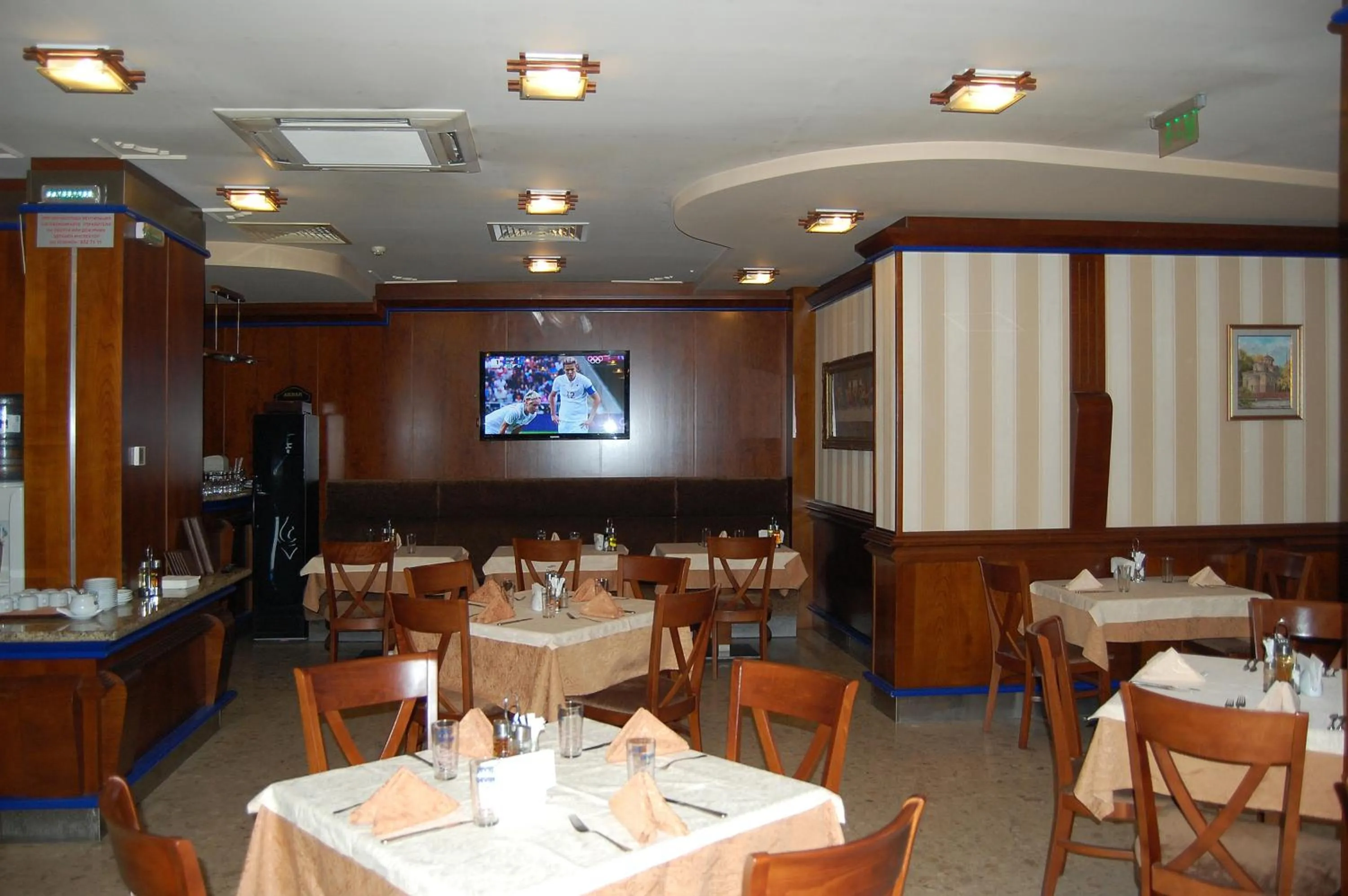 Restaurant/places to eat in Nadejda Hotel