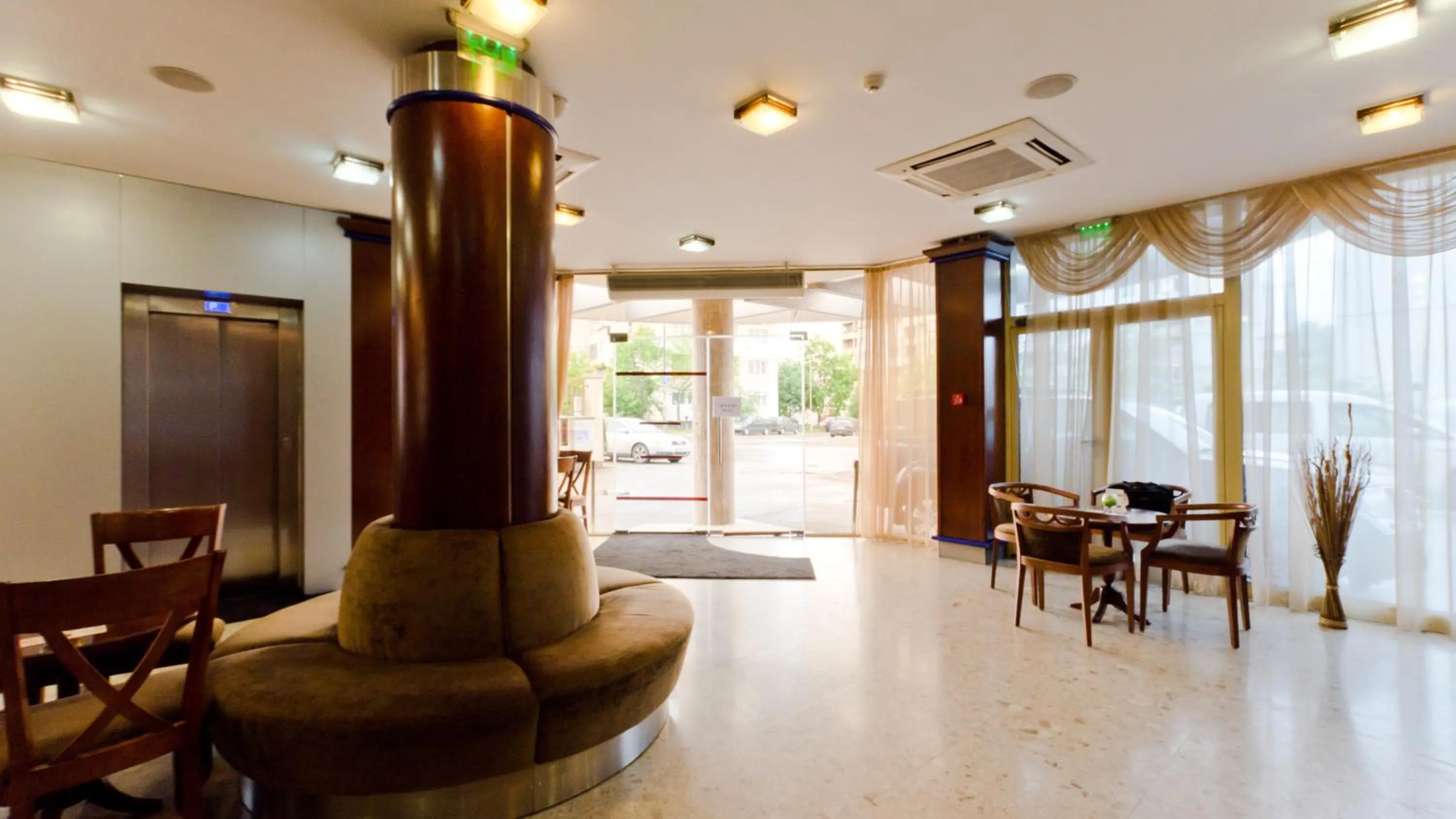 Restaurant/places to eat in Nadejda Hotel