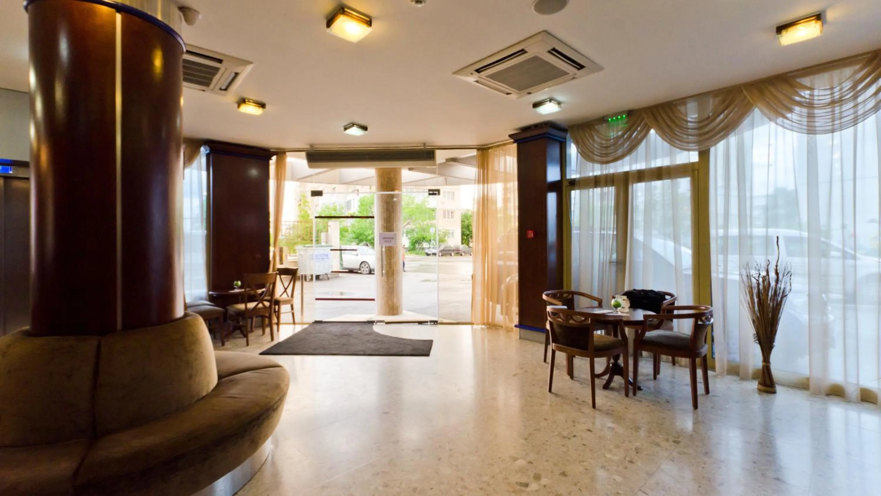 Restaurant/places to eat in Nadejda Hotel