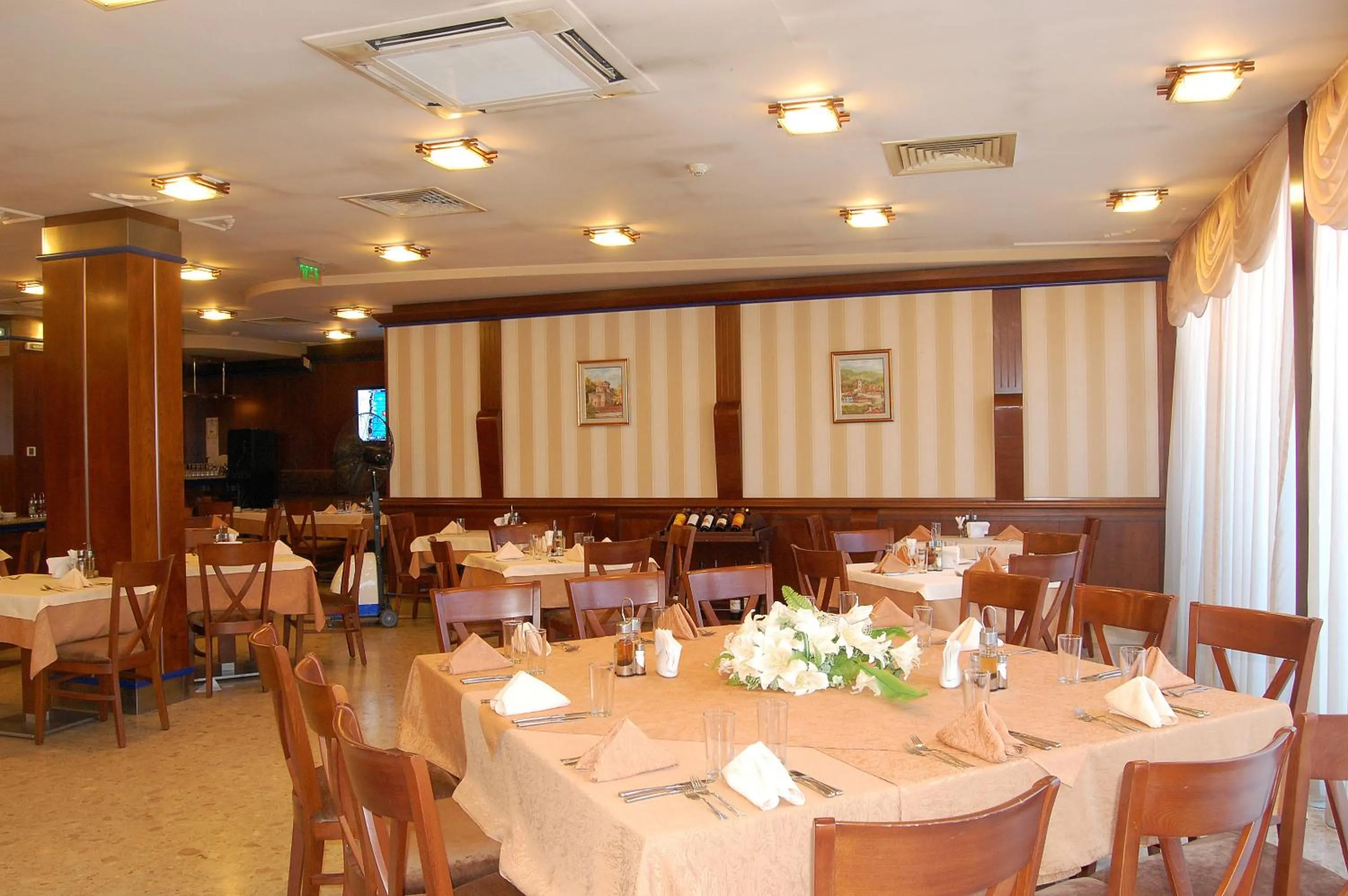 Restaurant/places to eat in Nadejda Hotel