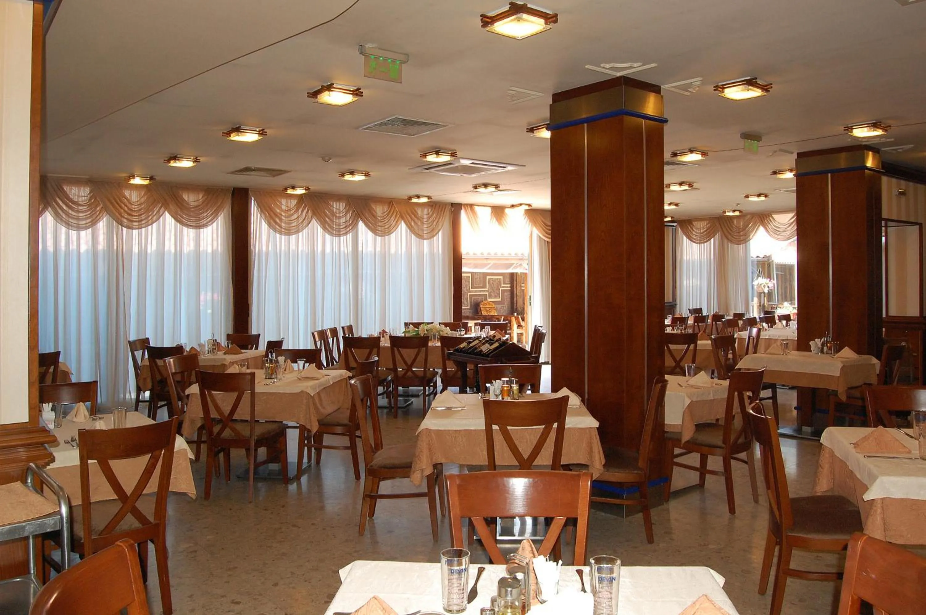 Restaurant/places to eat in Nadejda Hotel