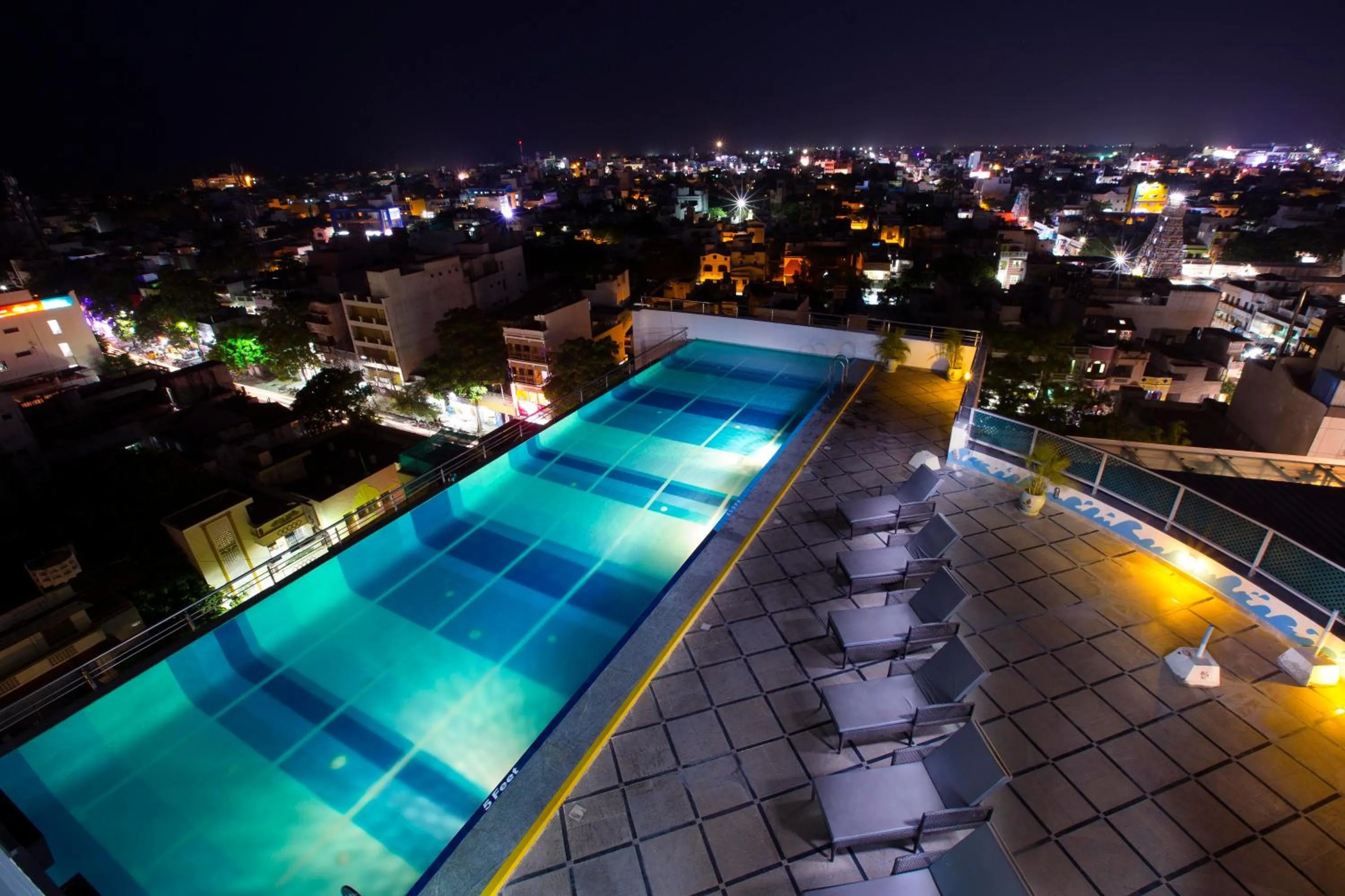Swimming pool in Hotel Atithi