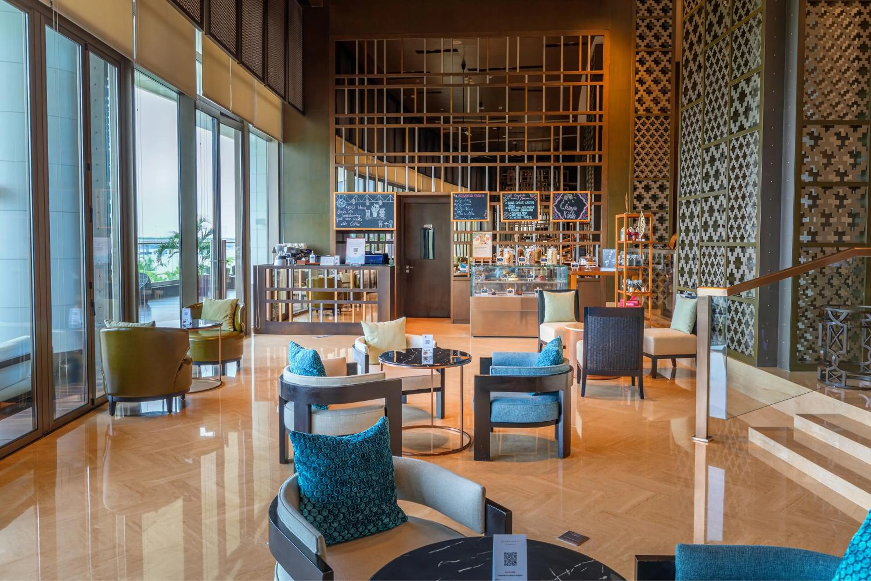 Lounge or bar in Grand Hyatt Kochi Bolgatty