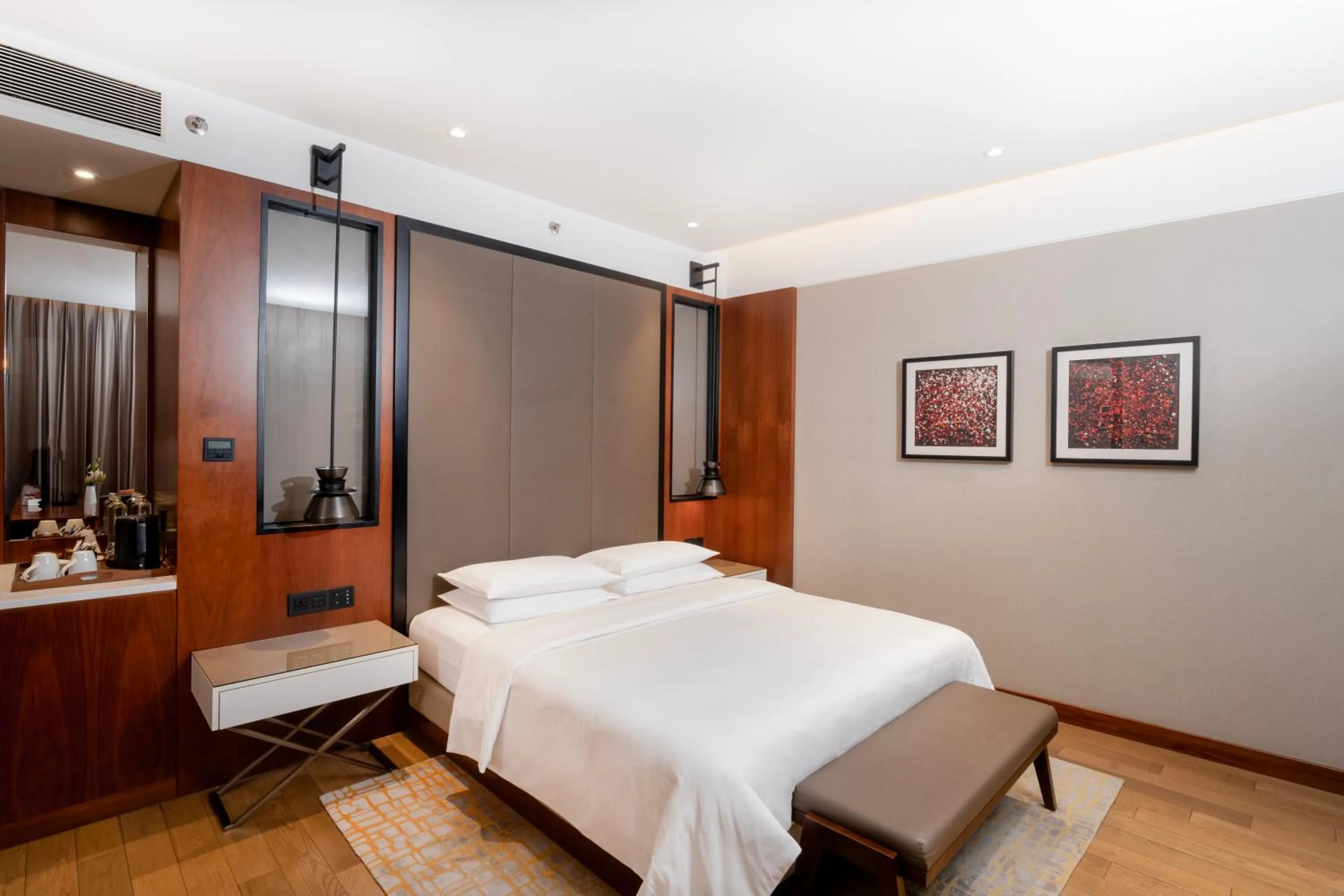 Bed in Grand Hyatt Kochi Bolgatty