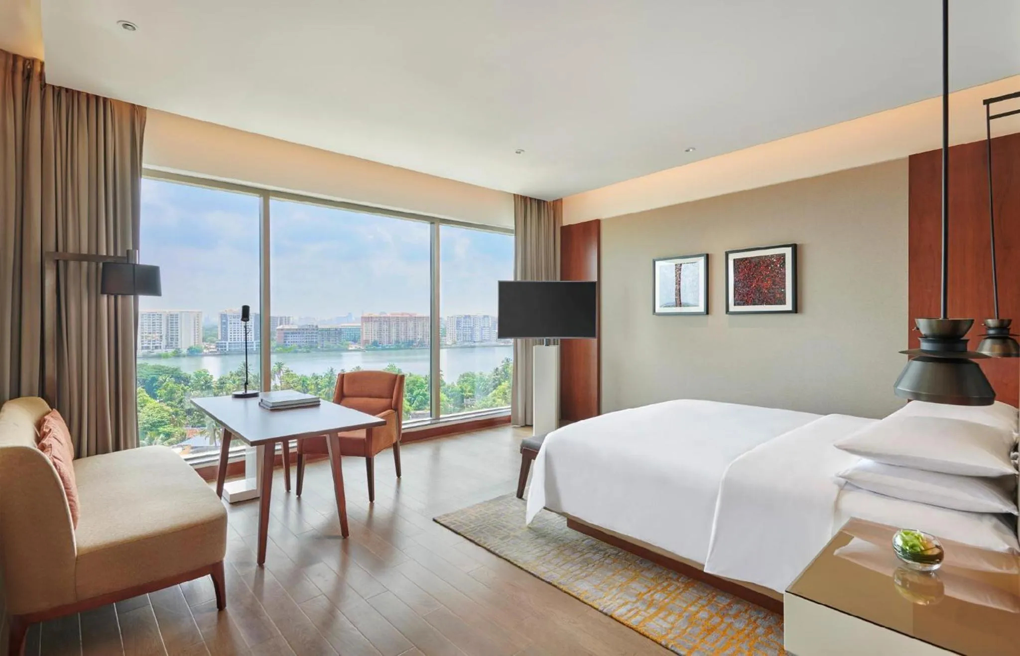 Lake view, Bed in Grand Hyatt Kochi Bolgatty