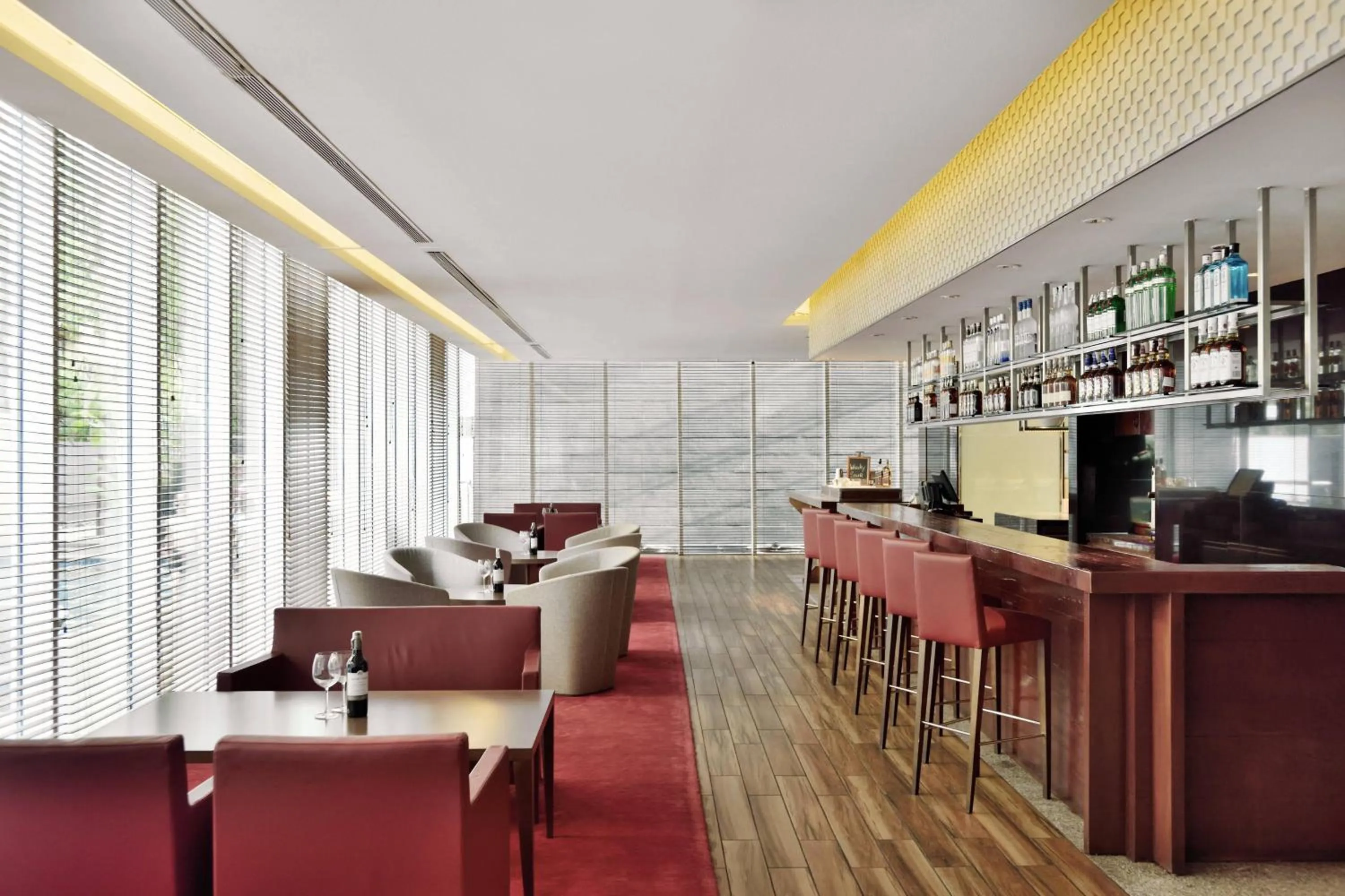 Lounge or bar in Marriott Suites Pune