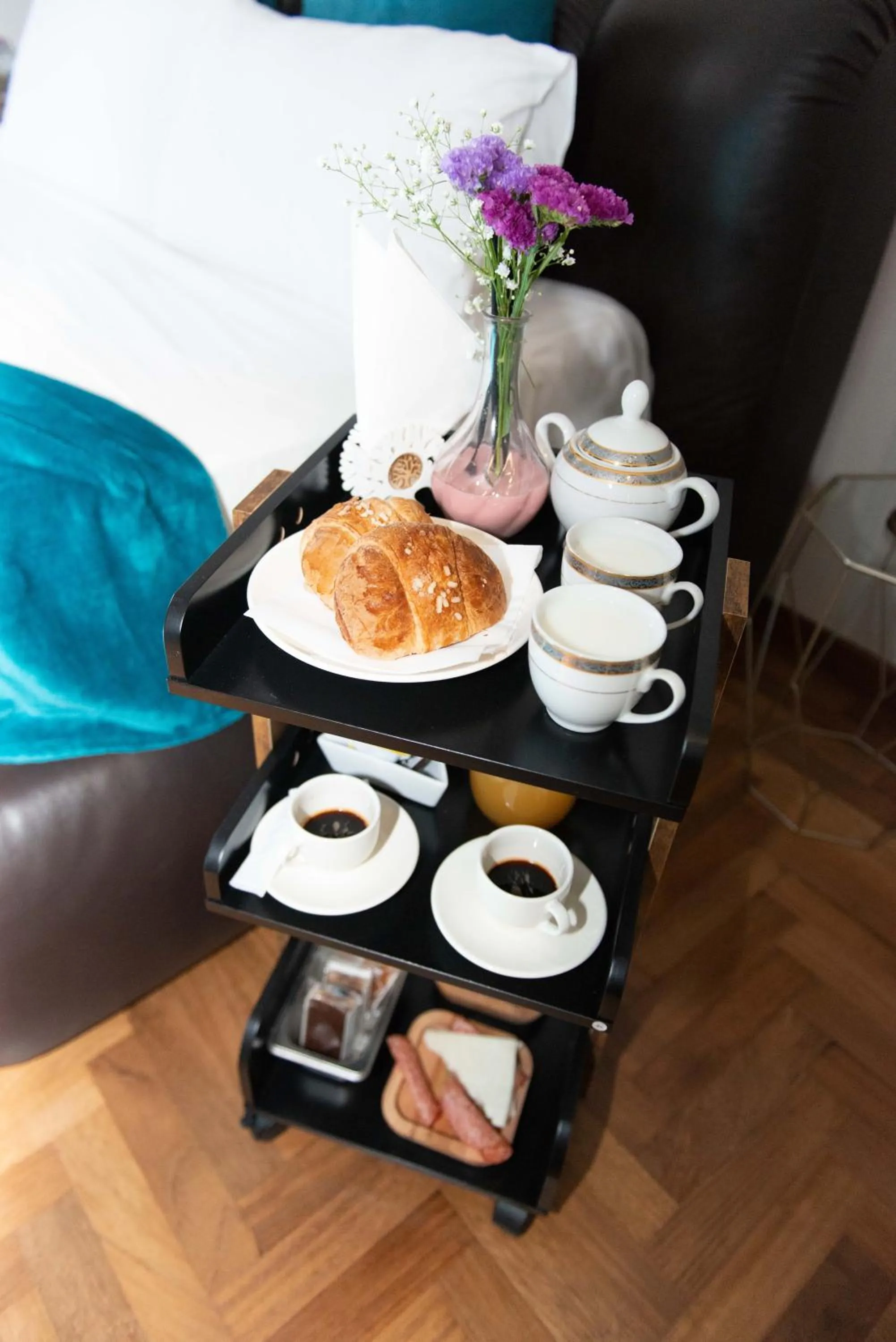 Coffee/tea facilities in Suite room