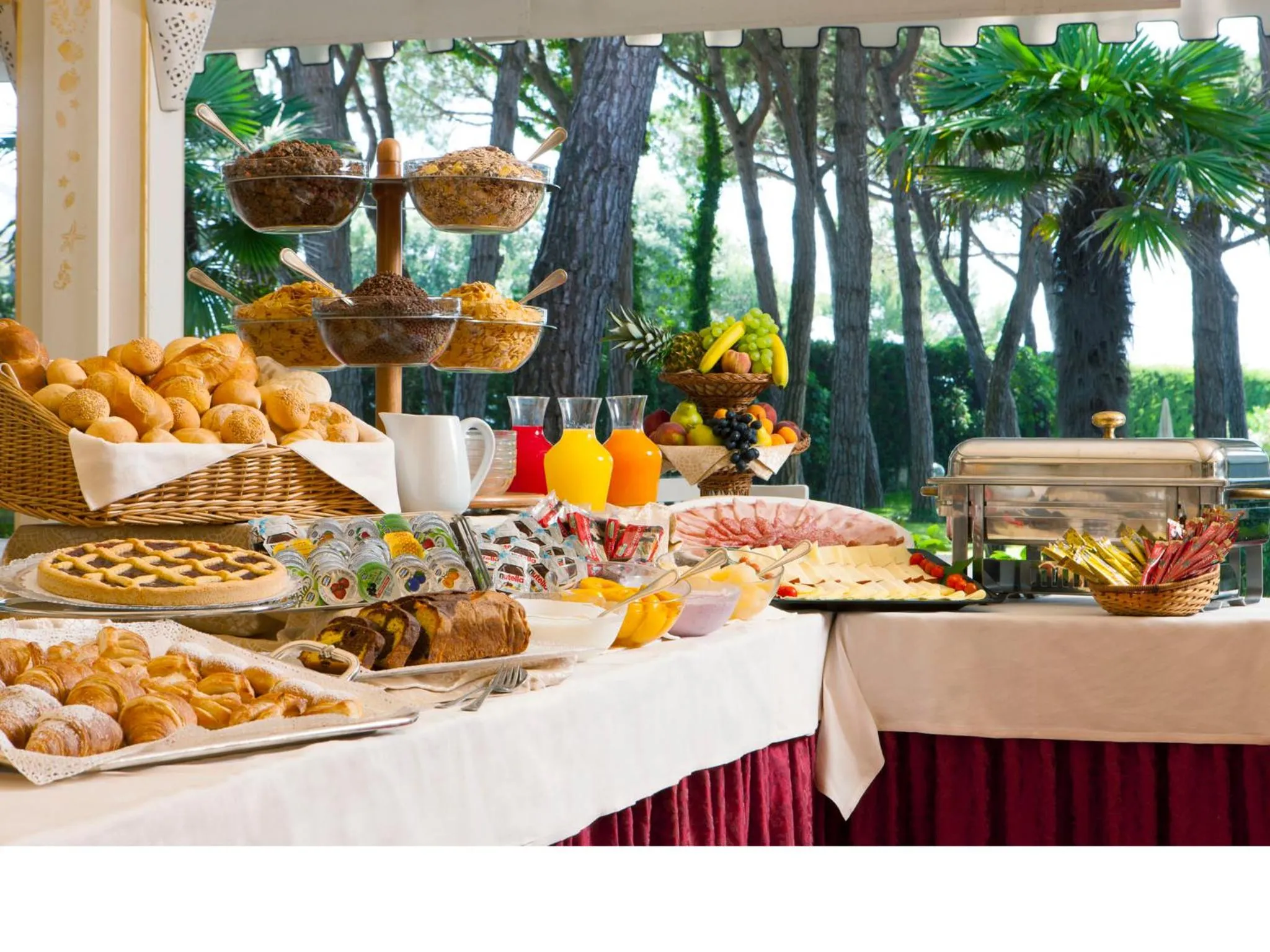 Food and drinks in Hotel Gallia & Resort