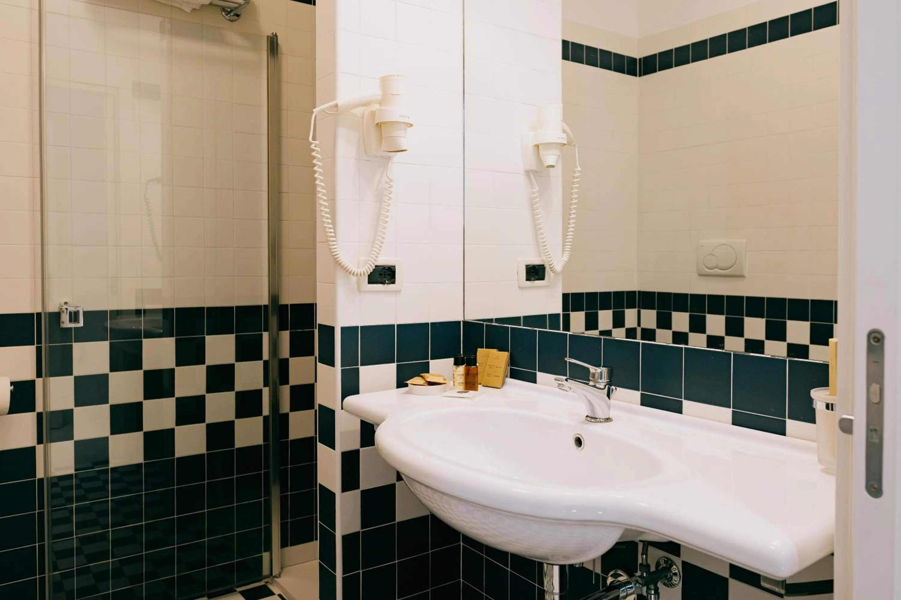 Shower in Hotel Gallia & Resort