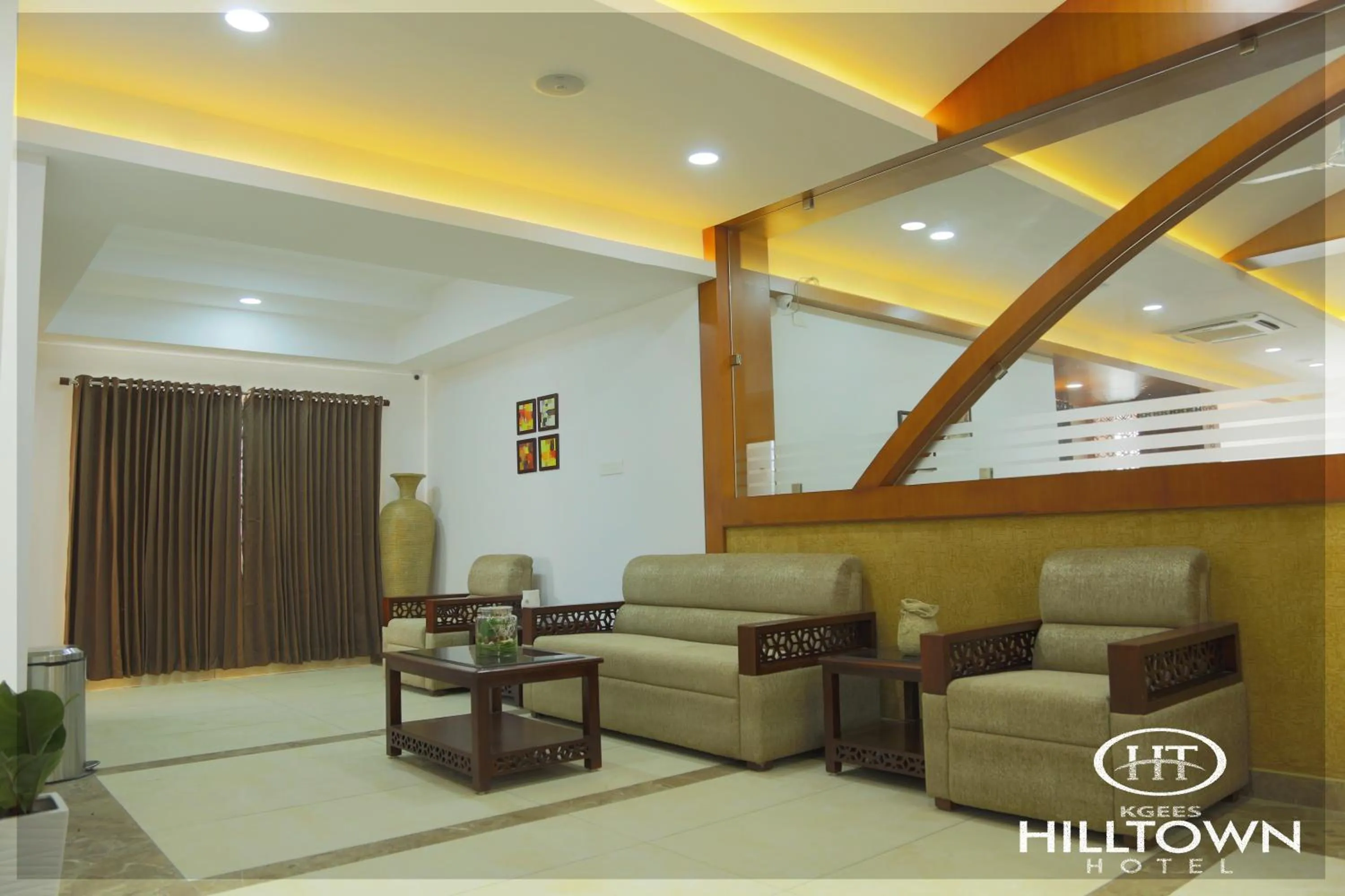 Communal lounge/ TV room in Kgees - Hill Town Hotel