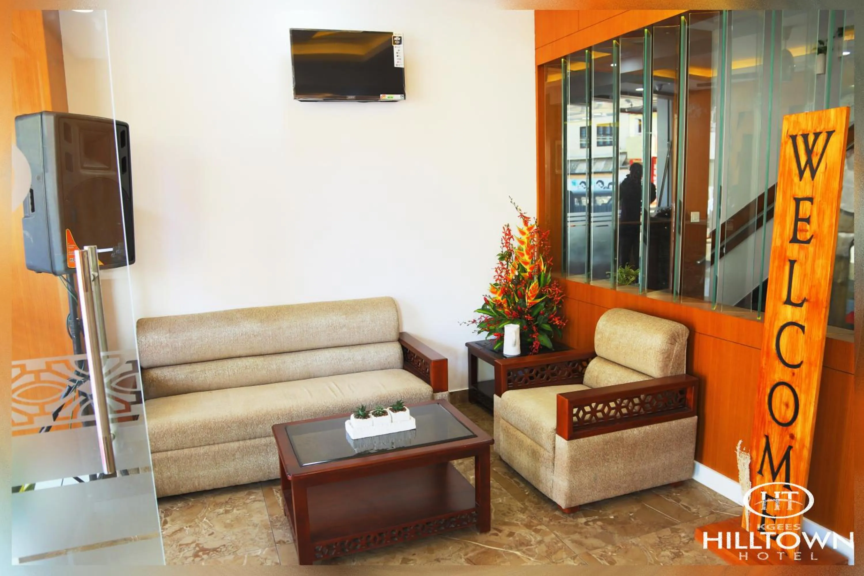 Communal lounge/ TV room in Kgees - Hill Town Hotel