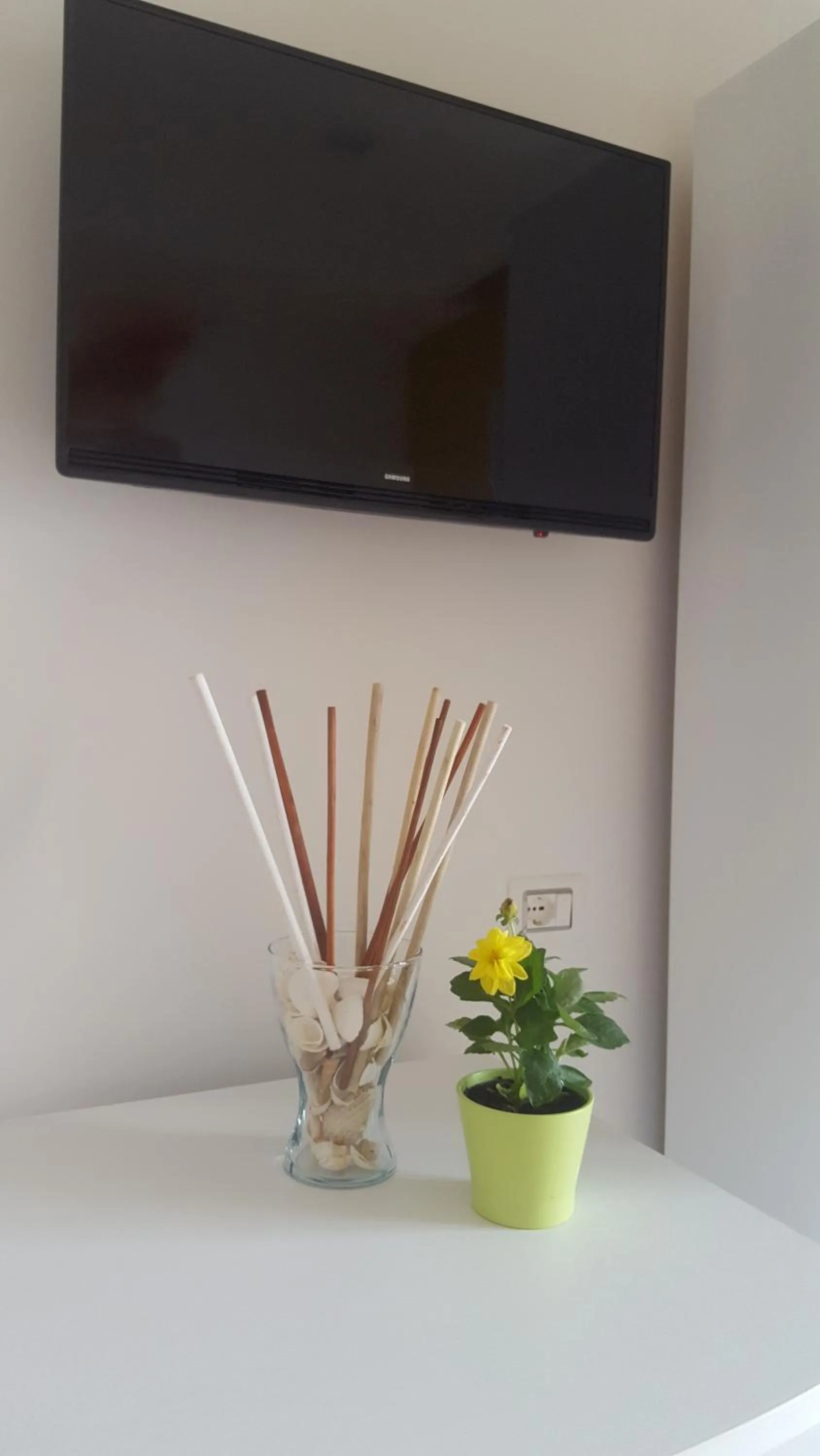 TV and multimedia in RESIDENZA BURMARIA Free Parking