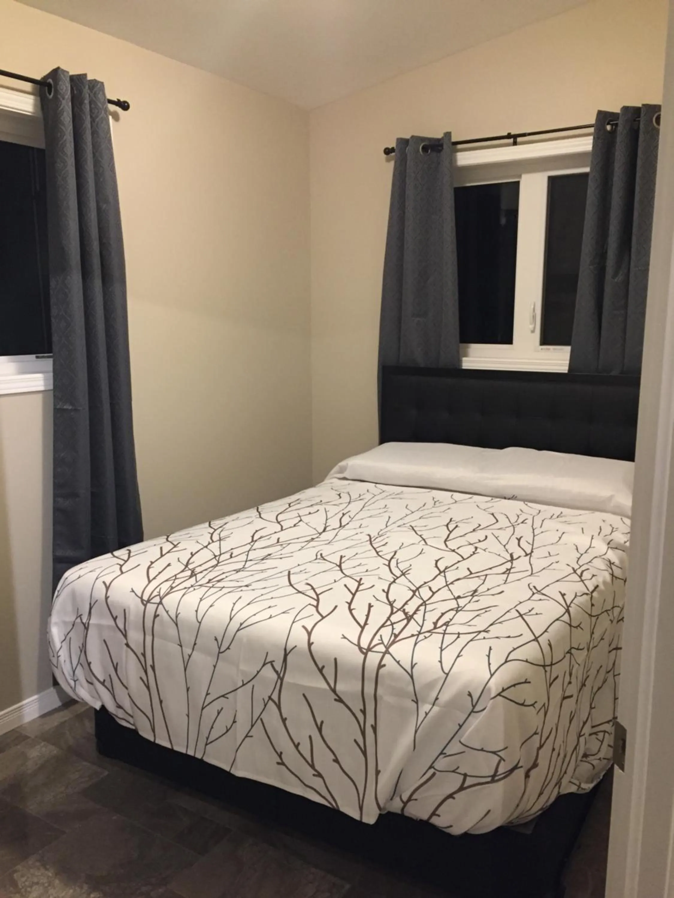 Living room, Bed in Four Seasons Algonquin Cabins