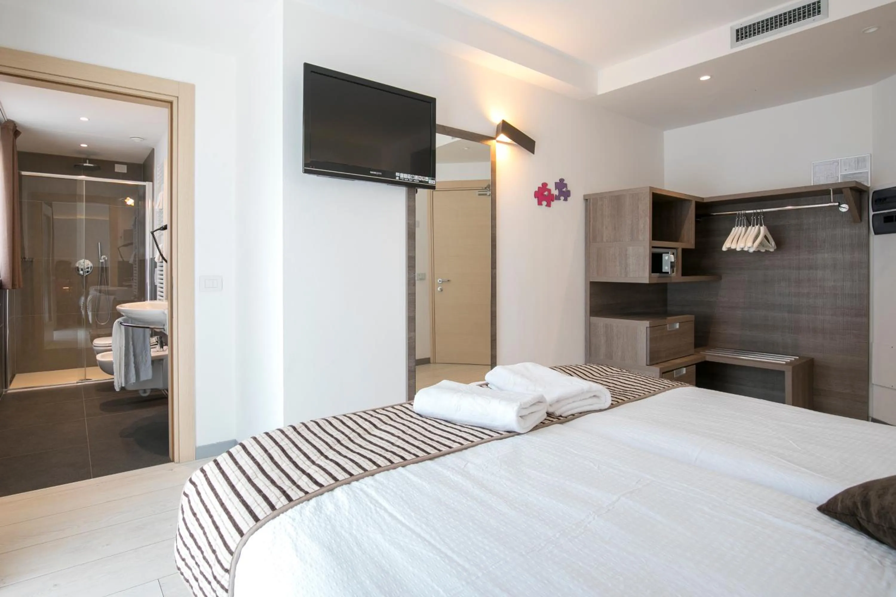 Bathroom, Bed in Hotel Luna Bianca Folgaria