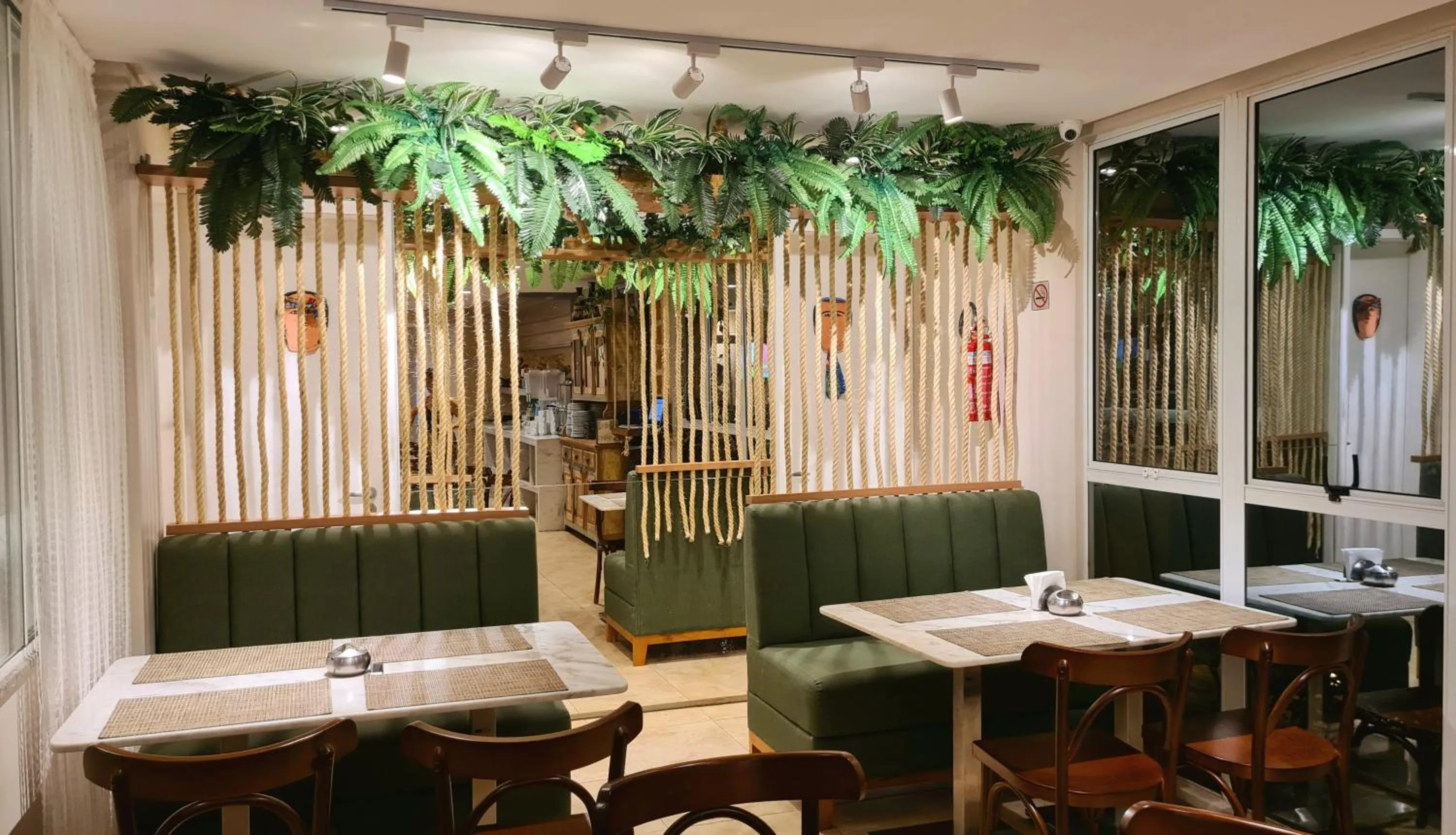 Restaurant/places to eat in Atlantic Palace Family inn