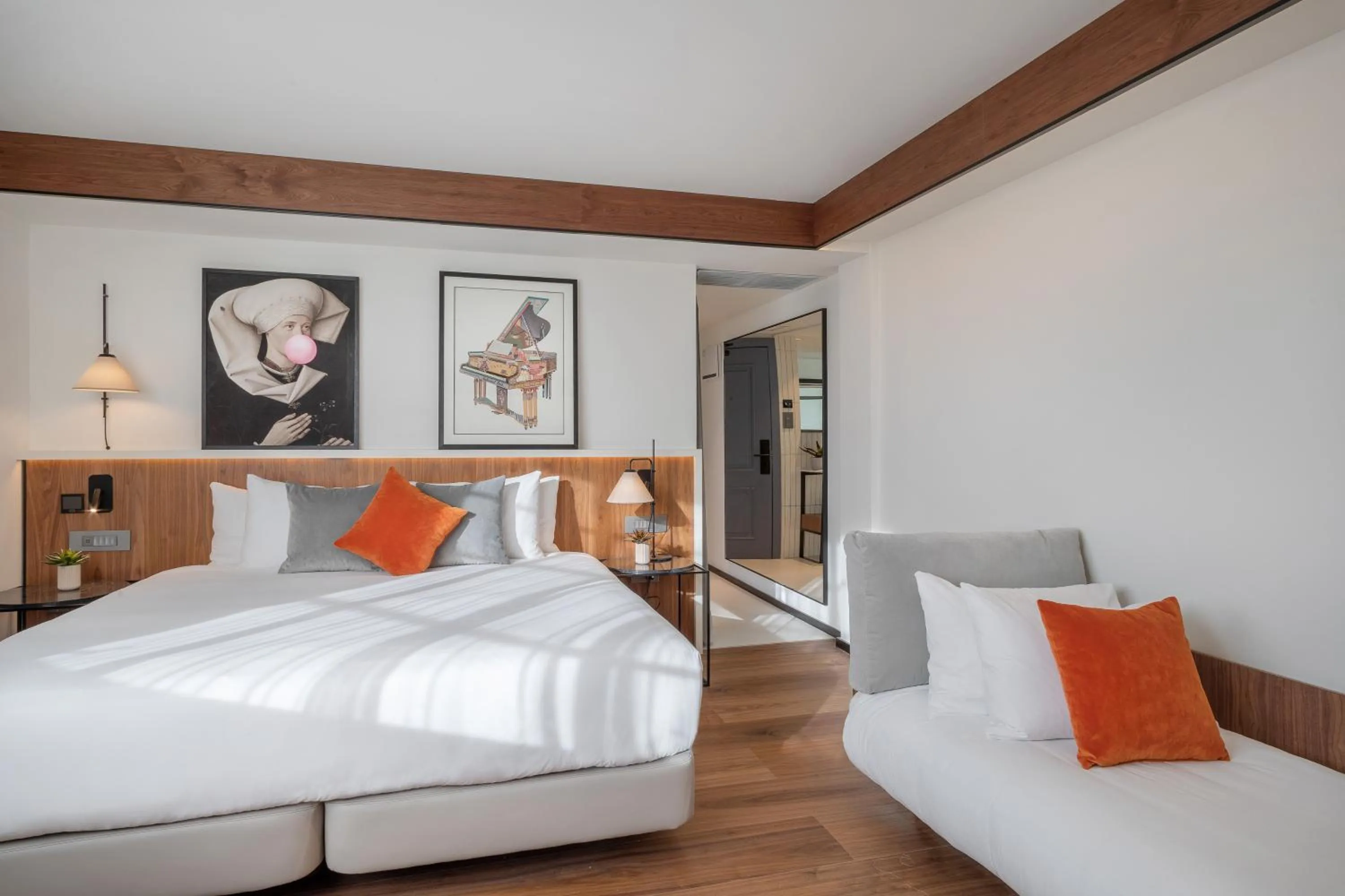 Photo of the whole room, Bed in Melia White House Hotel