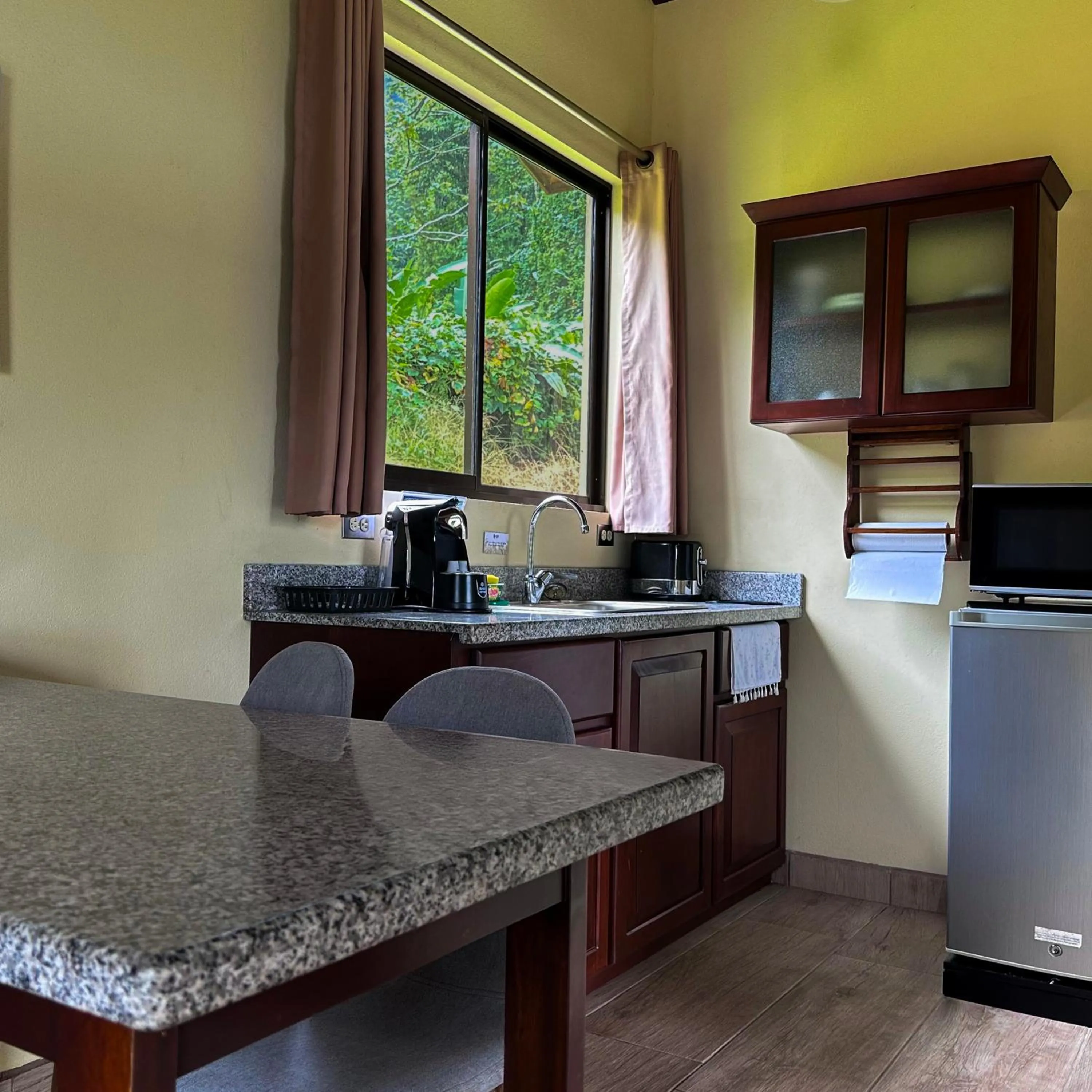 Kitchen or kitchenette in Arenal Roca Suites