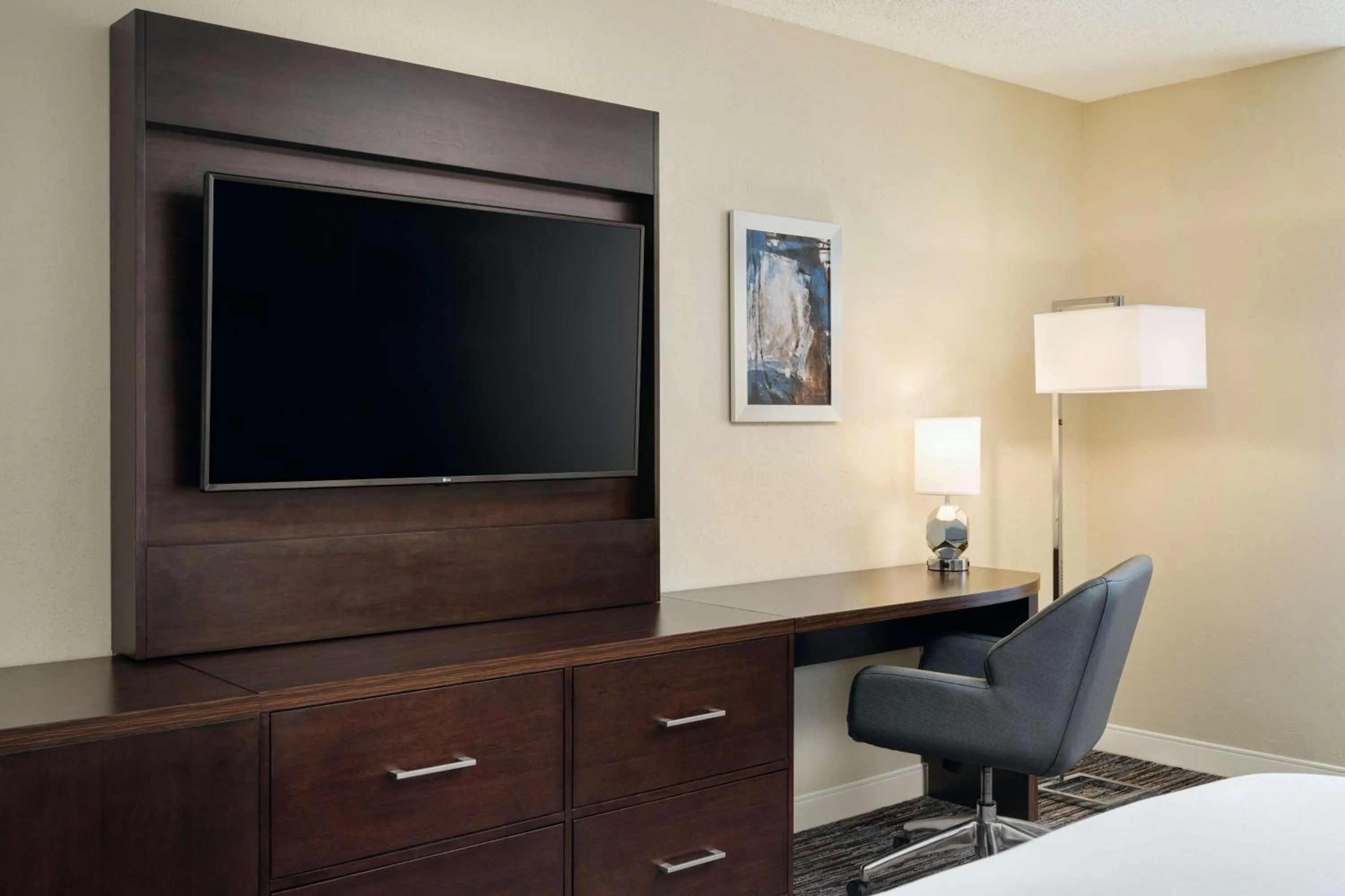 Bedroom, Bed in DoubleTree by Hilton Greensboro