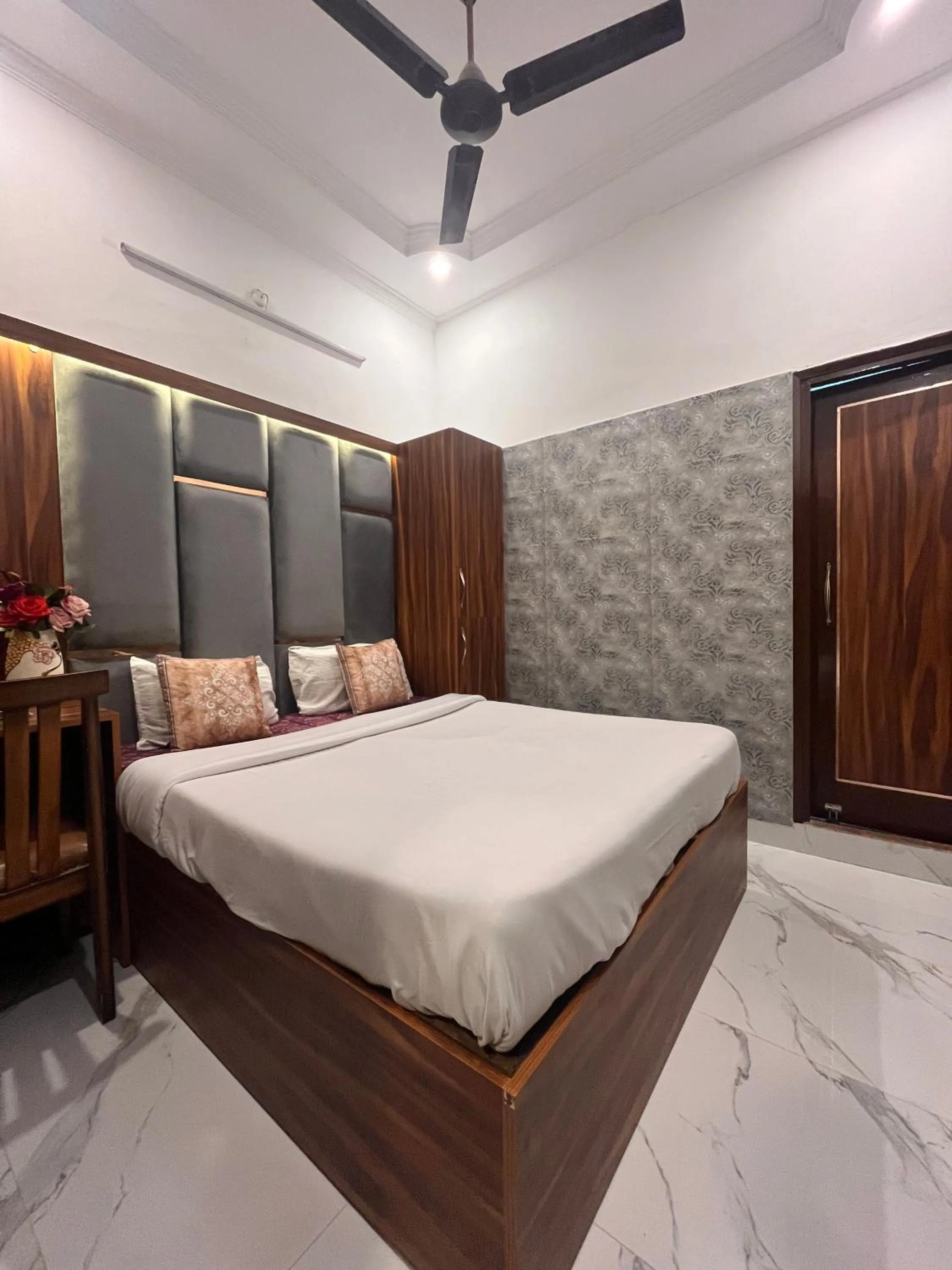 Bed in Hotel Embassy