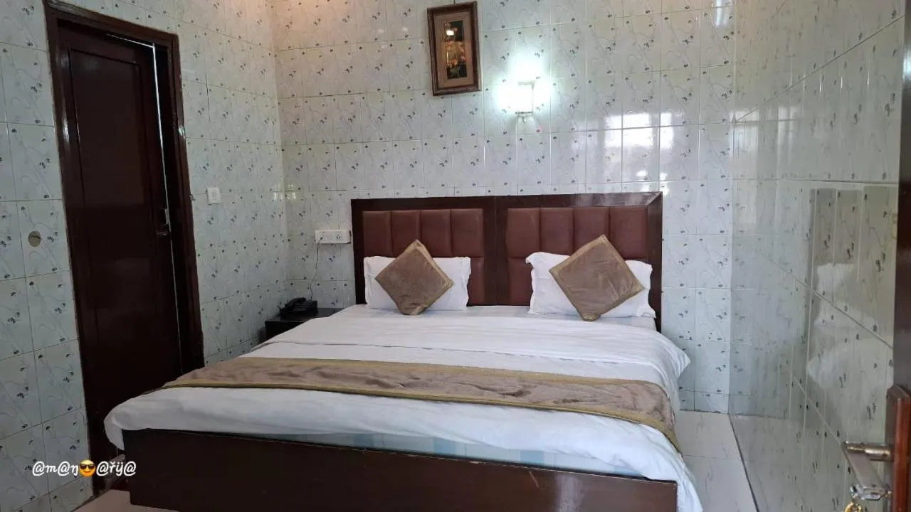 Photo of the whole room, Bed in Hotel Embassy