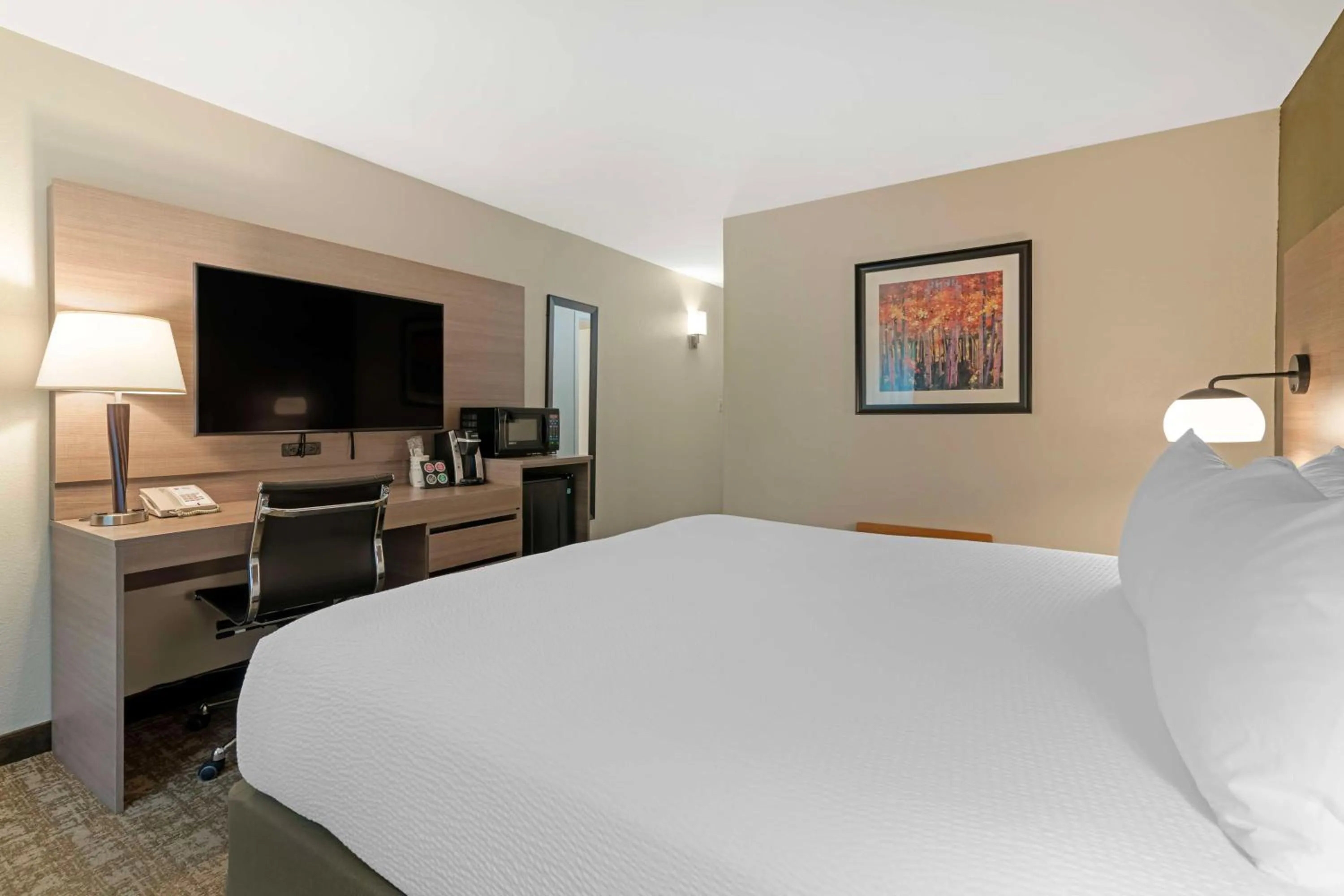 Bedroom, Bed in Best Western Plus Windjammer Inn & Conference Center