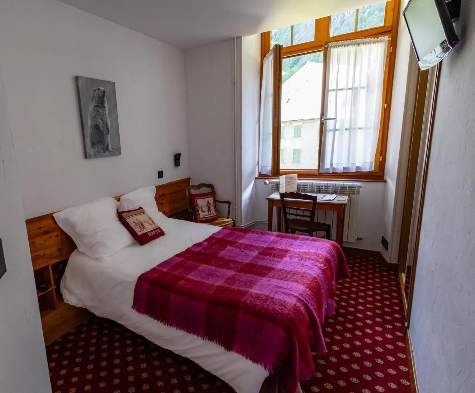 Photo of the whole room, Bed in Chateau De La Muzelle