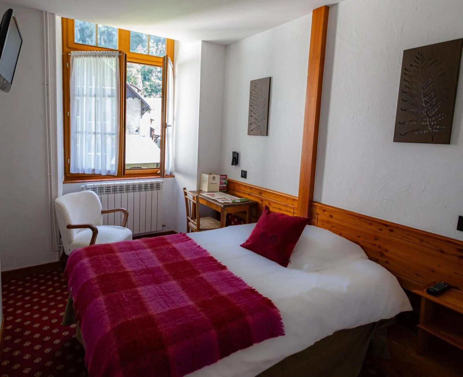 Photo of the whole room, Bed in Chateau De La Muzelle