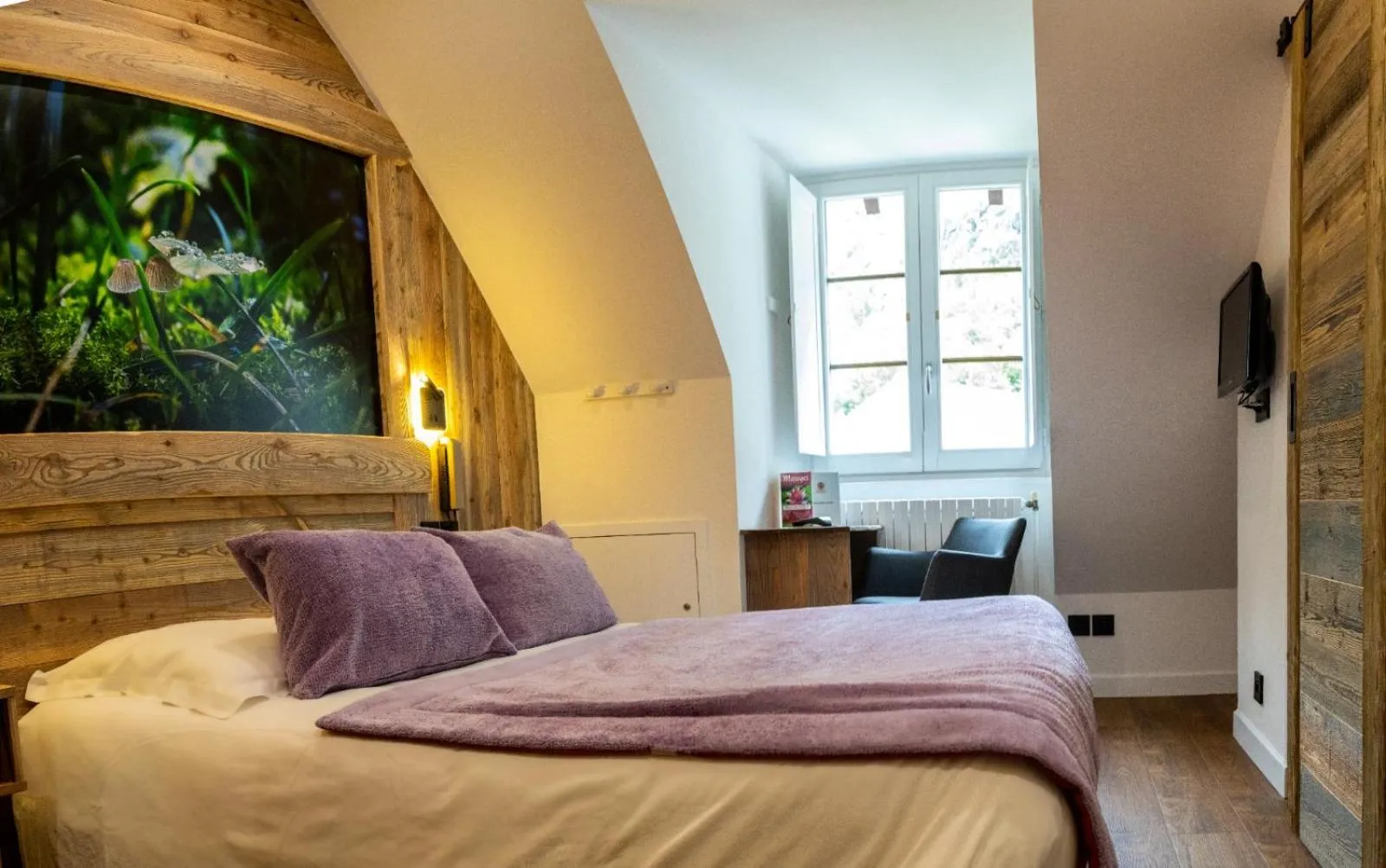 Photo of the whole room, Bed in Chateau De La Muzelle