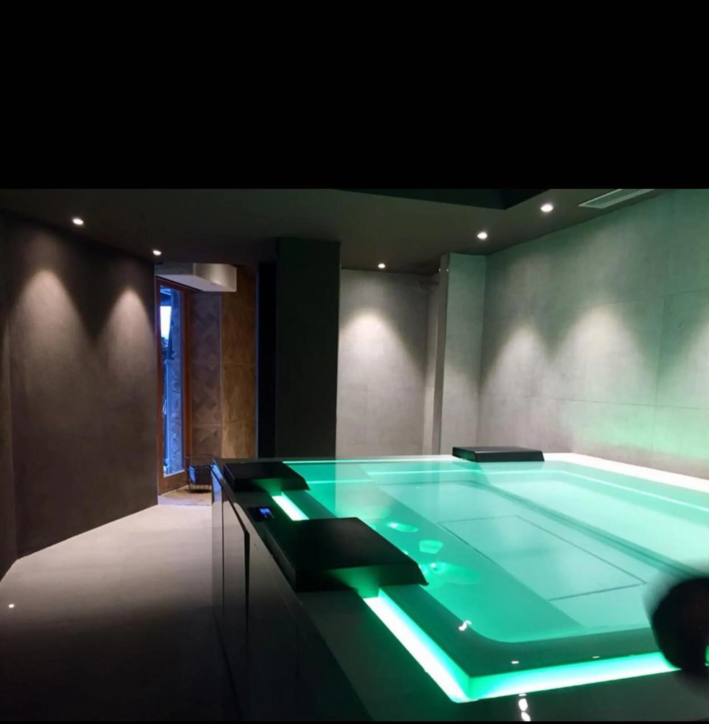 Hot Tub in Chalet Morel 1586 Hotel & Spa