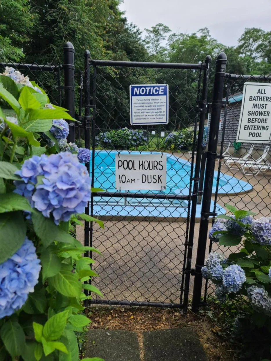 Swimming pool in Olde Tavern Motel and Inn - Cape Cod