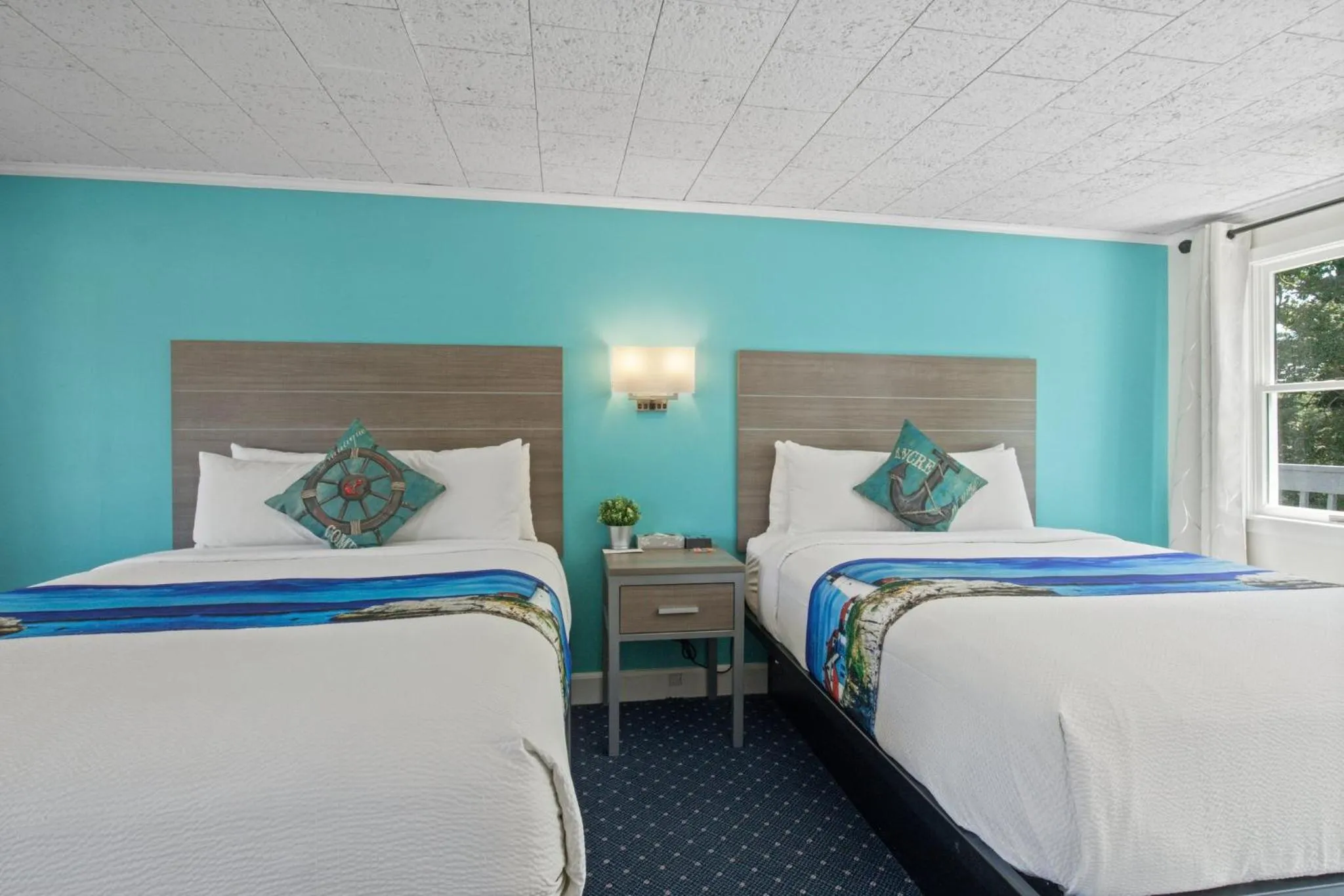 Bed in Olde Tavern Motel and Inn - Cape Cod