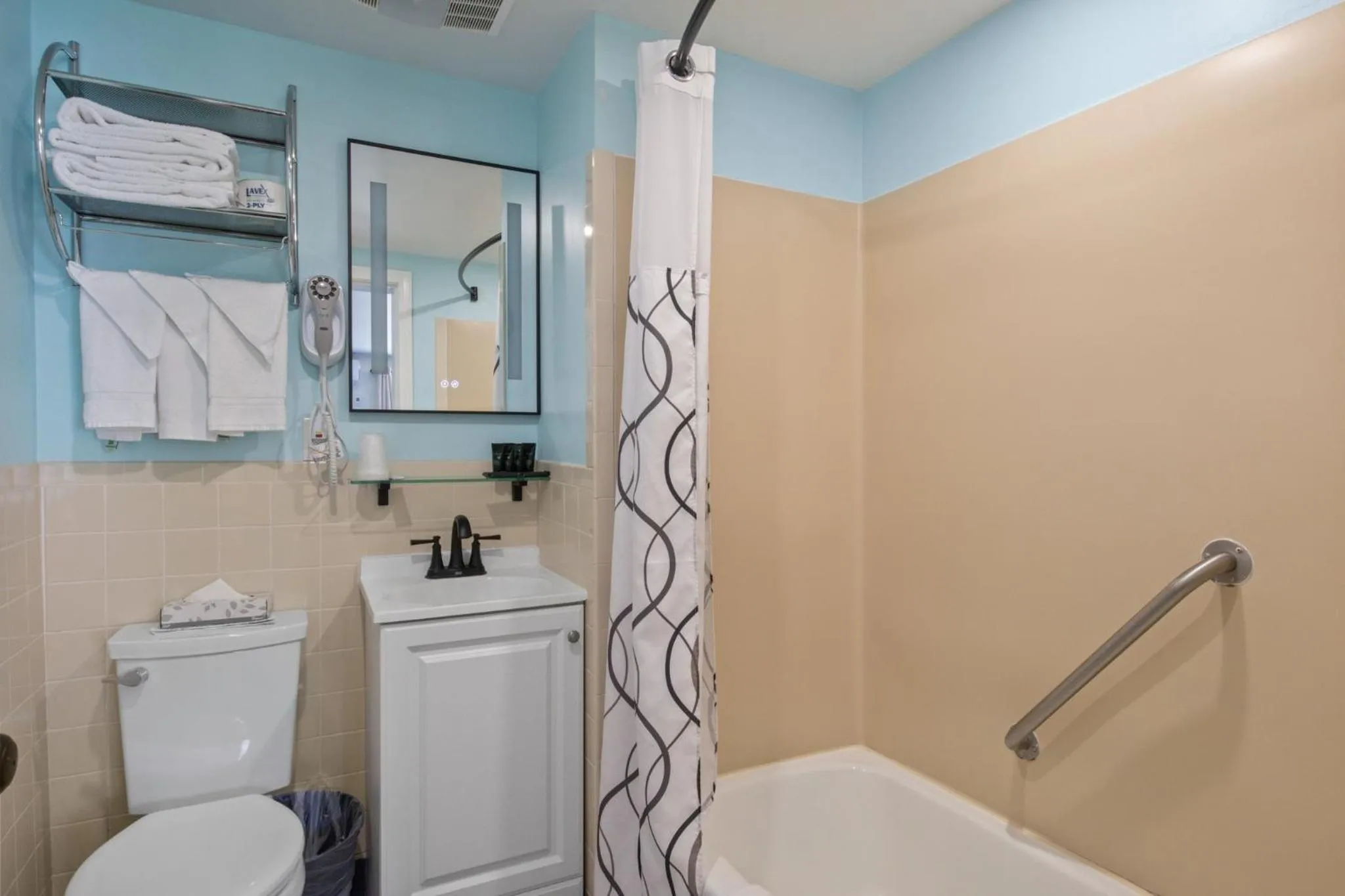 Shower in Olde Tavern Motel and Inn - Cape Cod