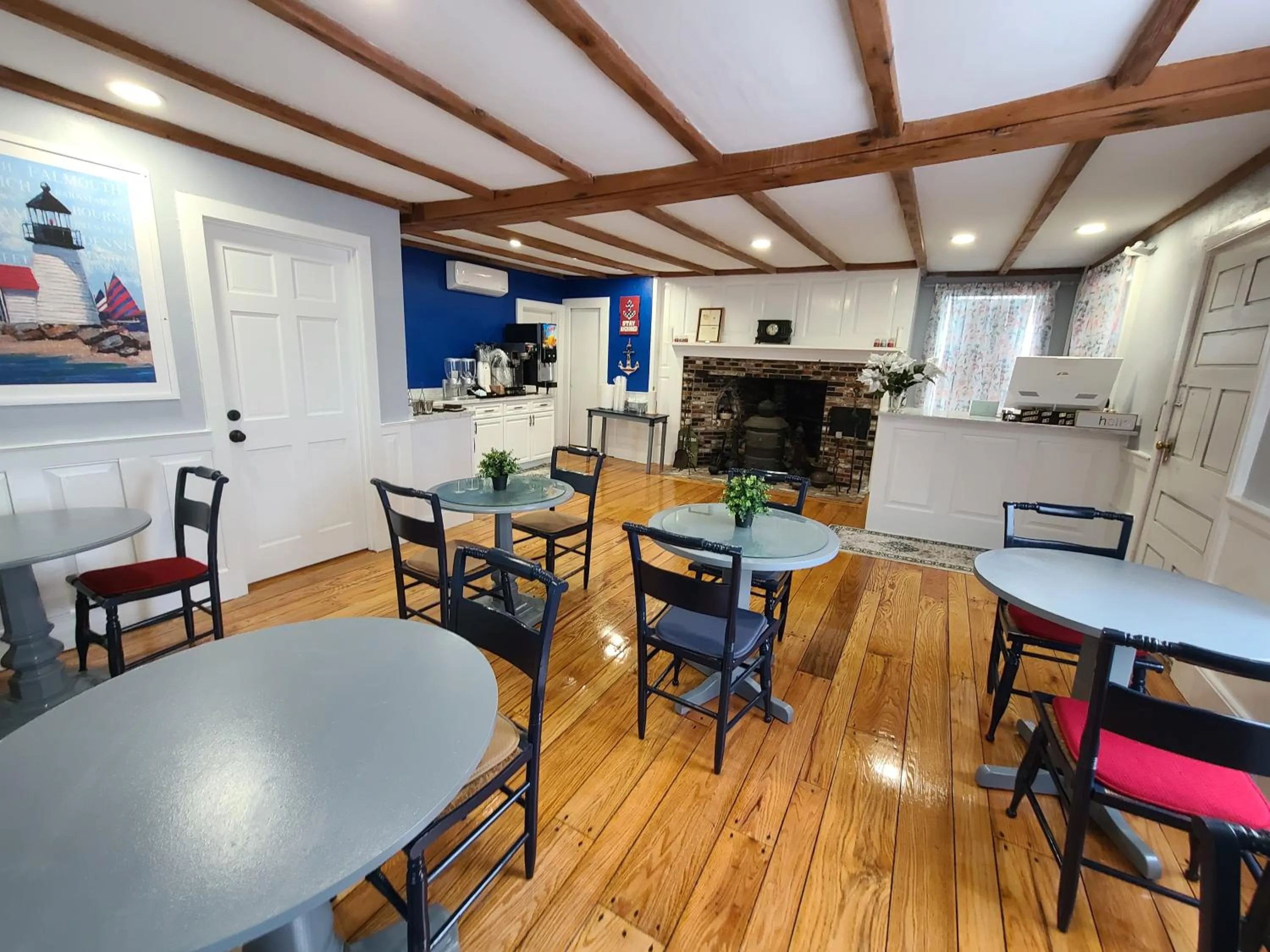 Dining area in Olde Tavern Motel and Inn - Cape Cod