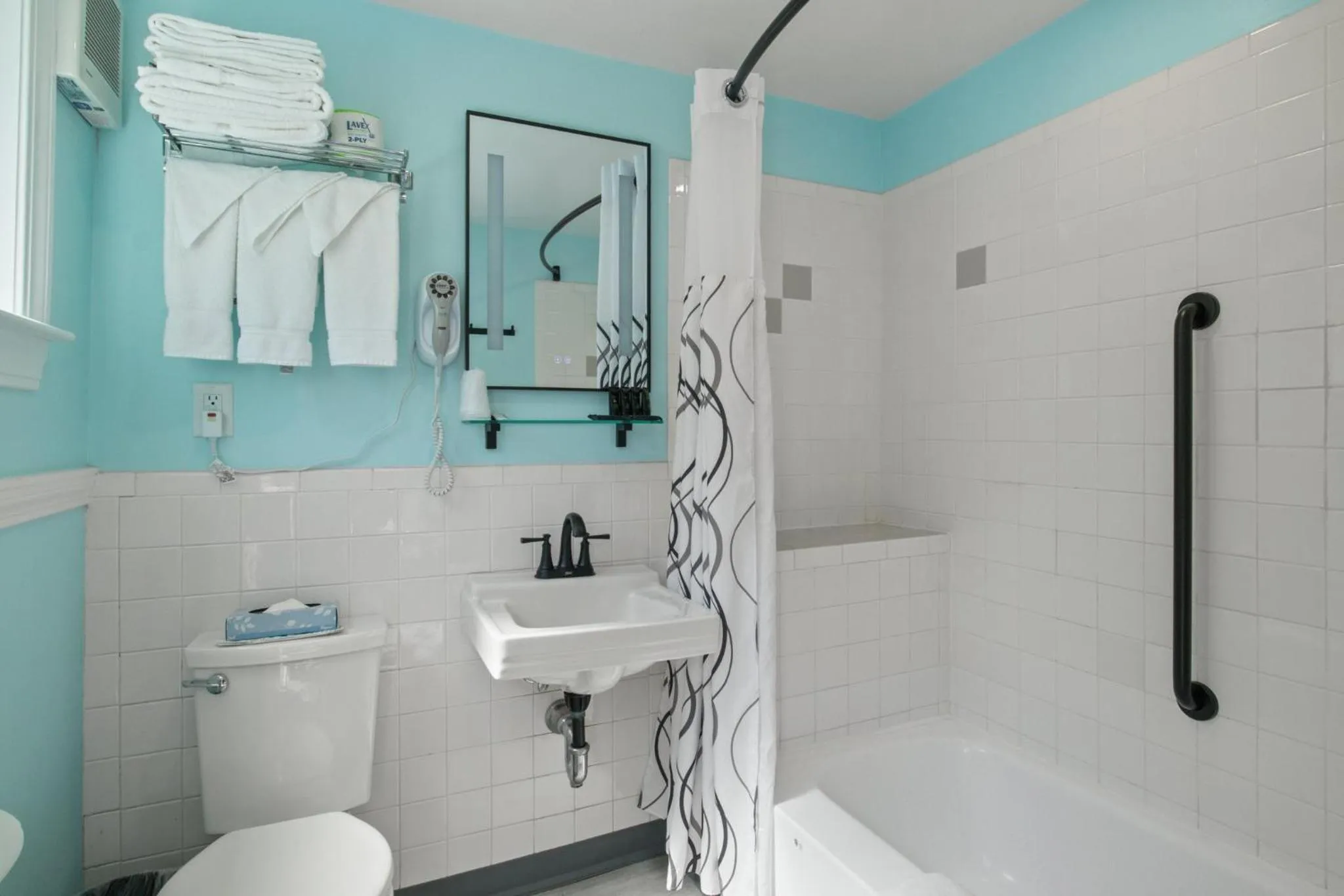 Shower in Olde Tavern Motel and Inn - Cape Cod