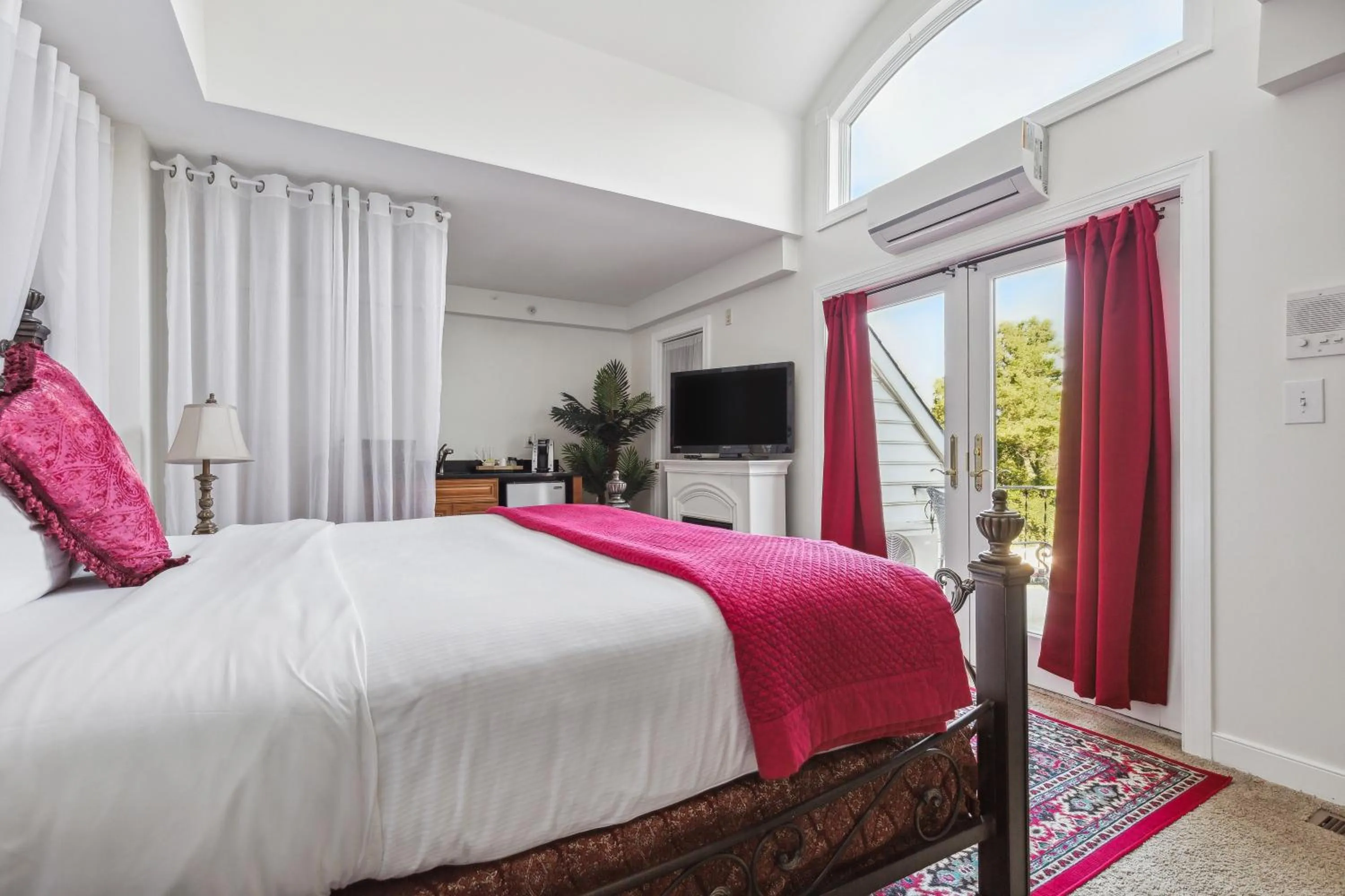 Bed in The Columbia Inn at Peralynna