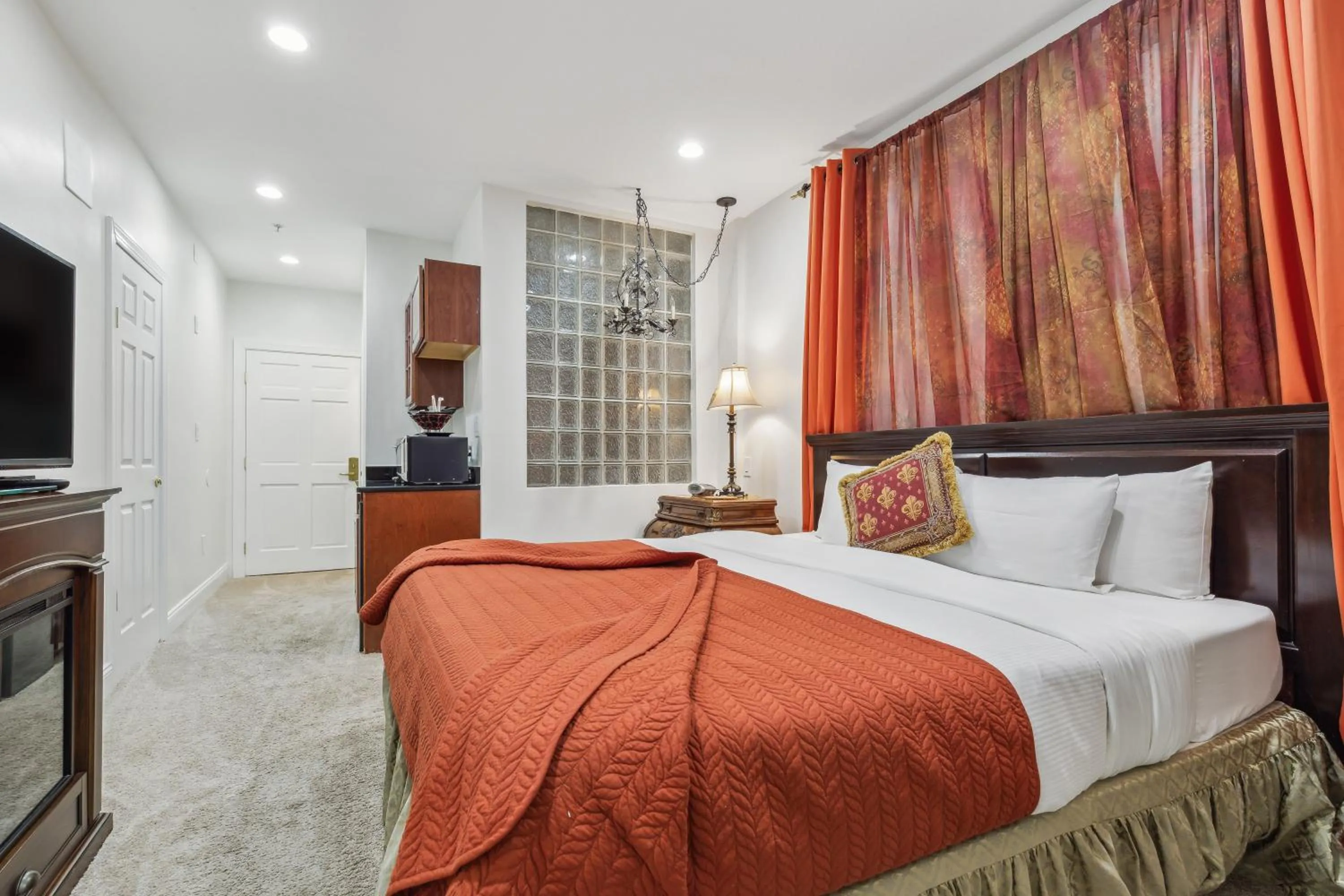 Bed in The Columbia Inn at Peralynna