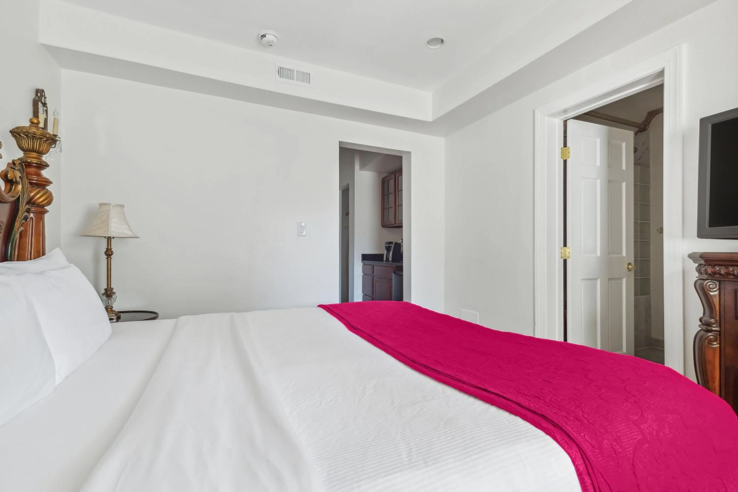 Bed in The Columbia Inn at Peralynna