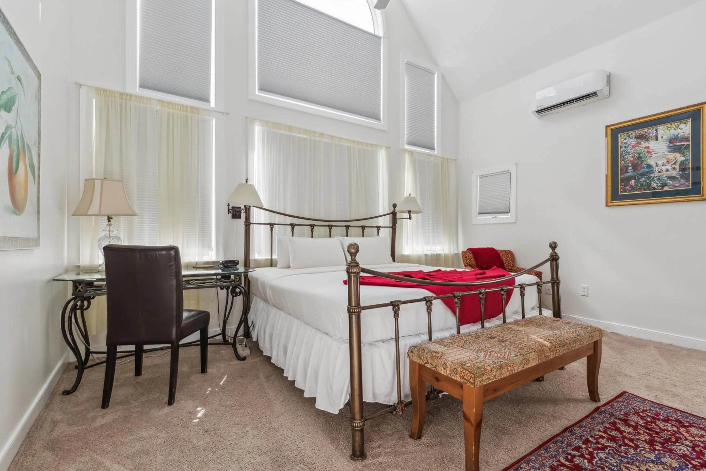 Bed in The Columbia Inn at Peralynna