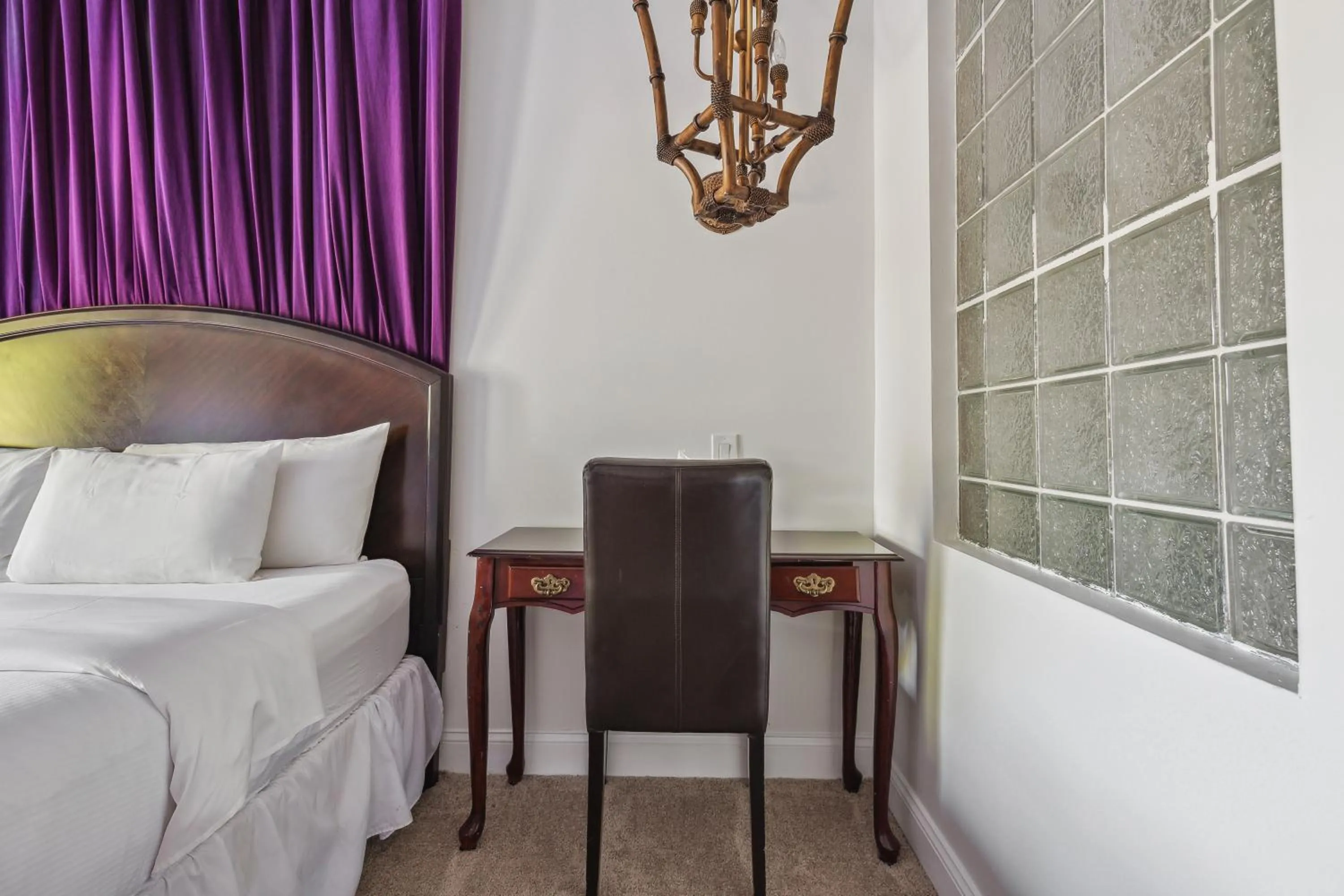 Bed in The Columbia Inn at Peralynna