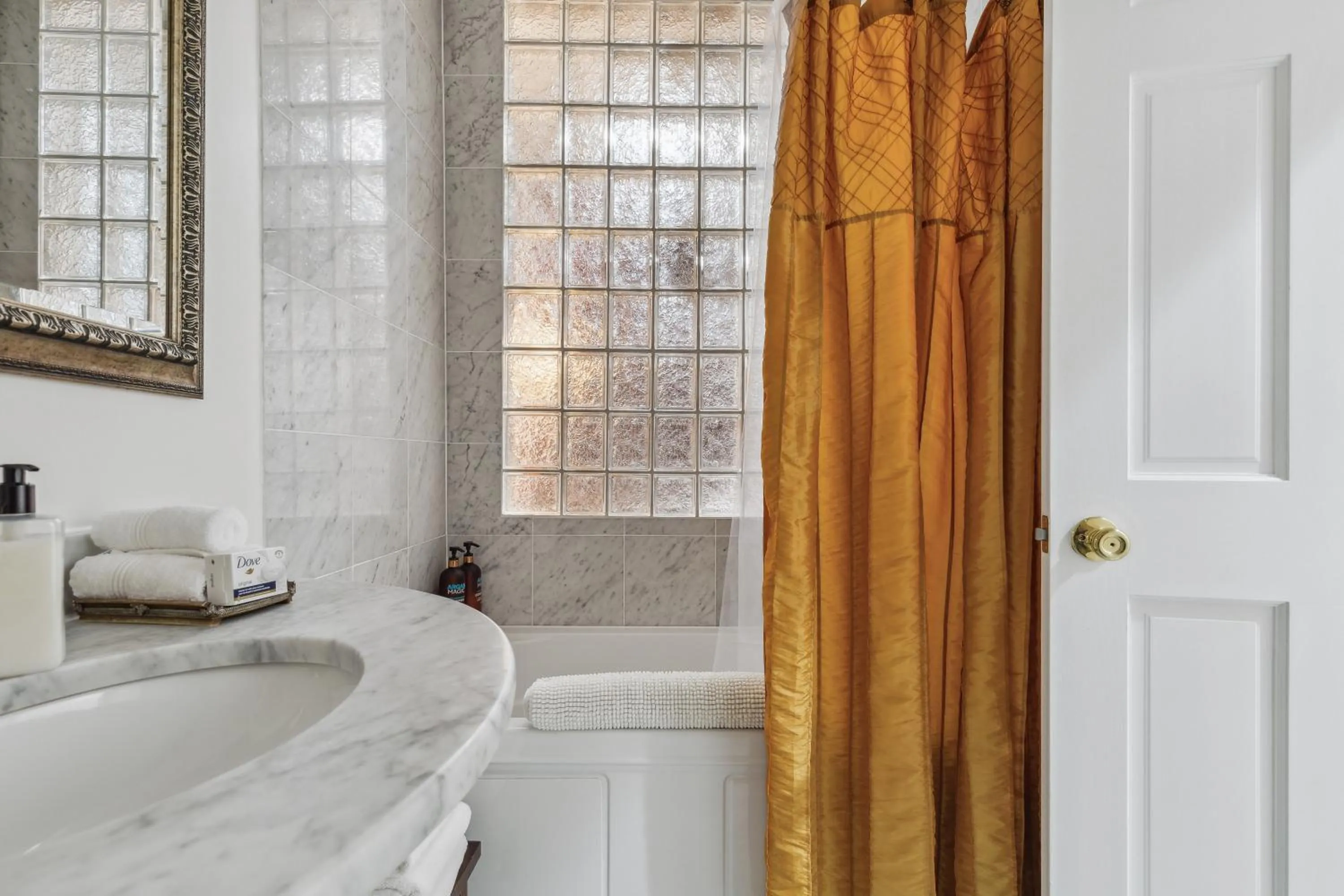 Shower in The Columbia Inn at Peralynna