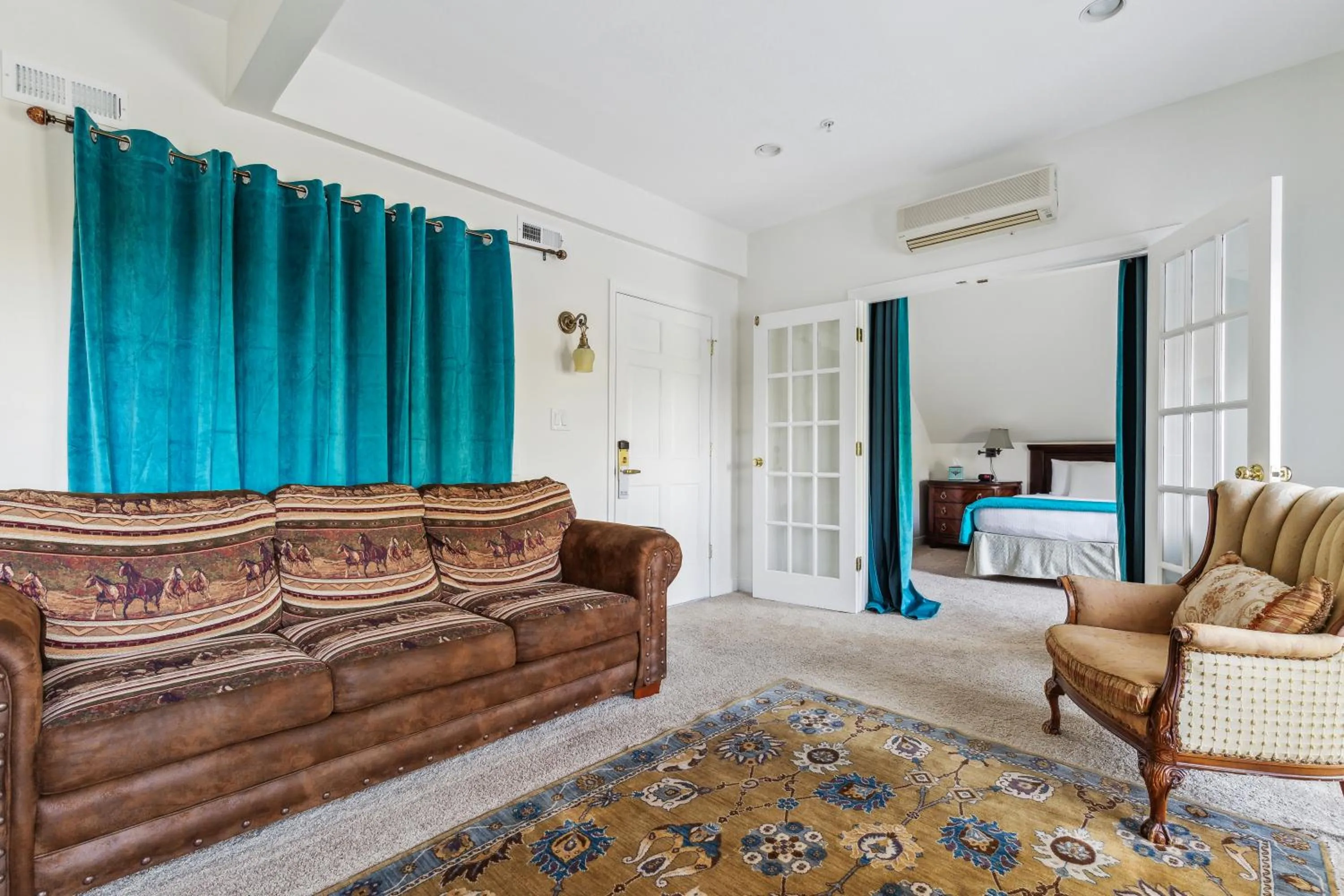 Bed in The Columbia Inn at Peralynna