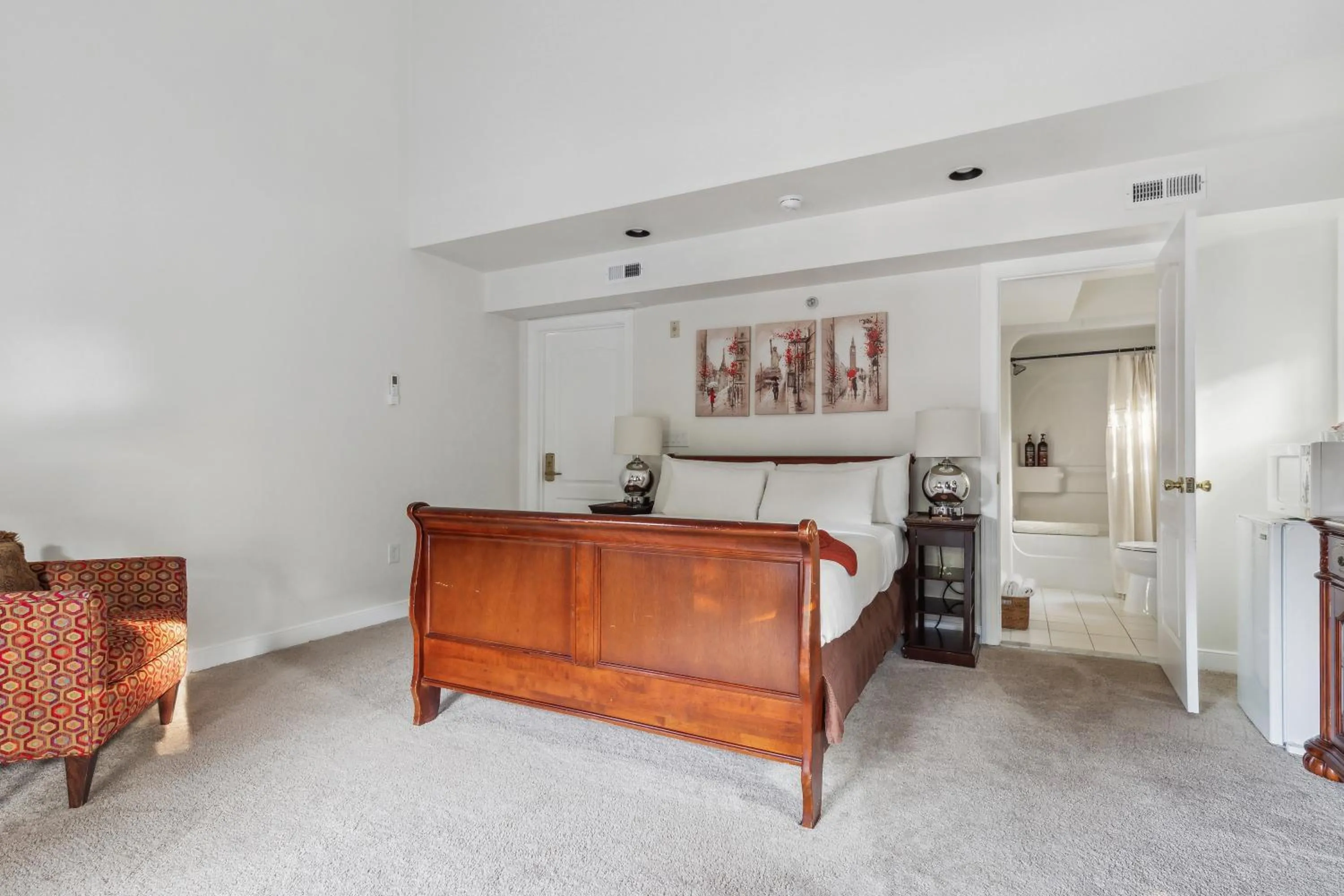 Bed in The Columbia Inn at Peralynna