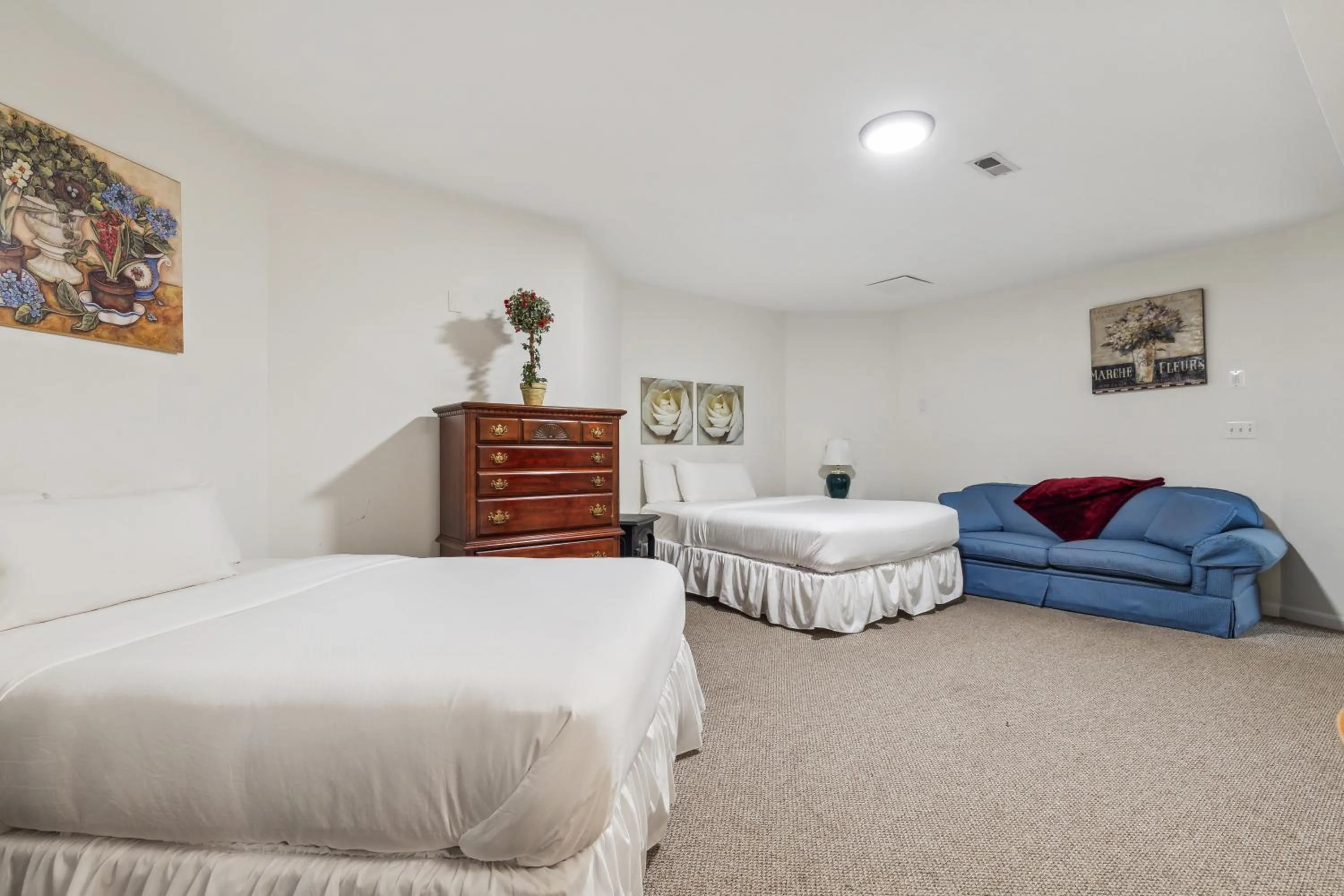 Bed in The Columbia Inn at Peralynna